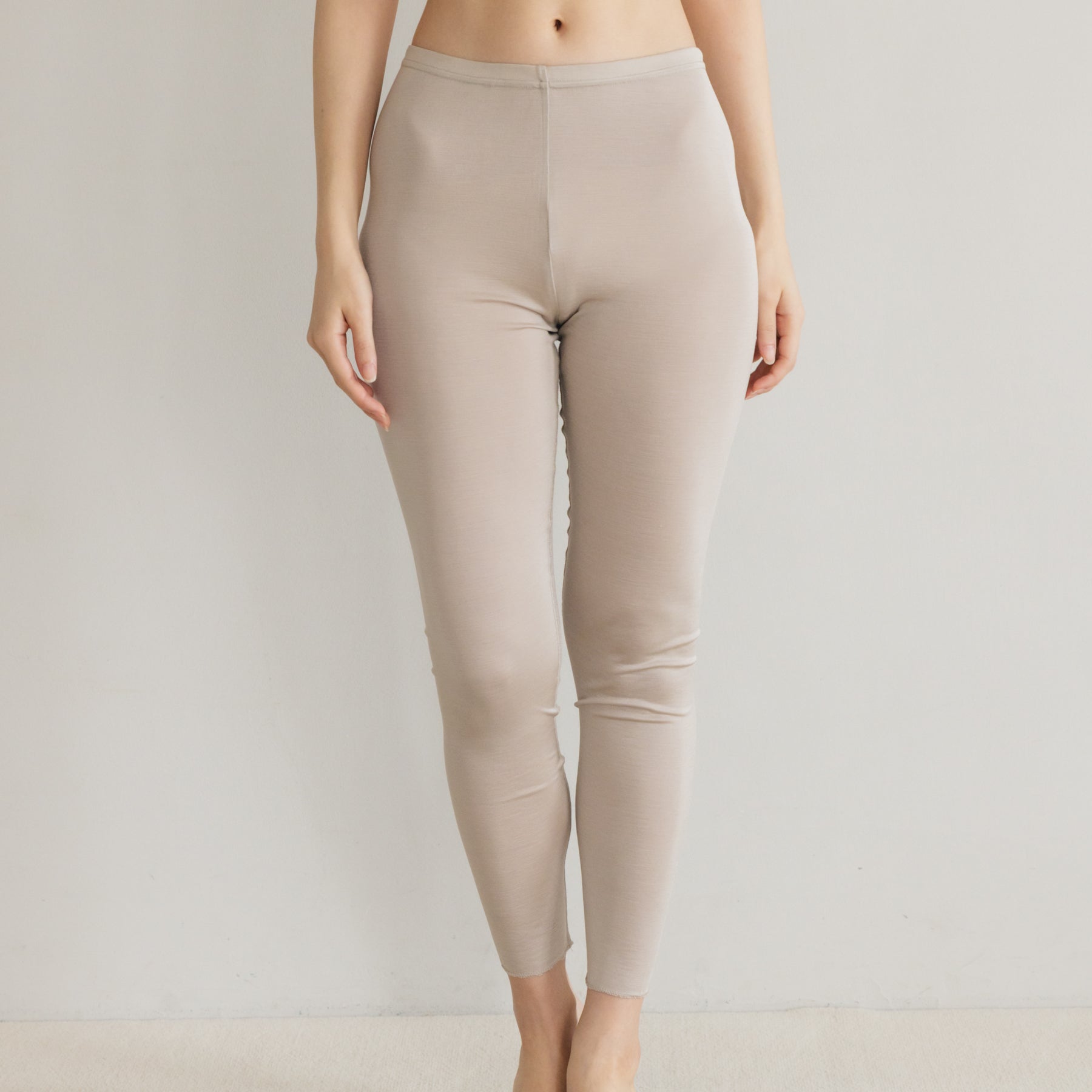 シルク100%レギンス, オイスターの着用イメージ（前）