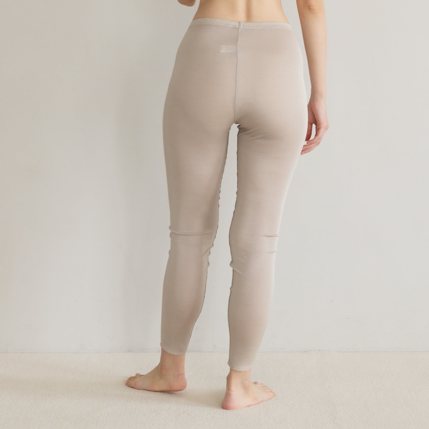 シルク100%レギンス, オイスターの着用イメージ（後）