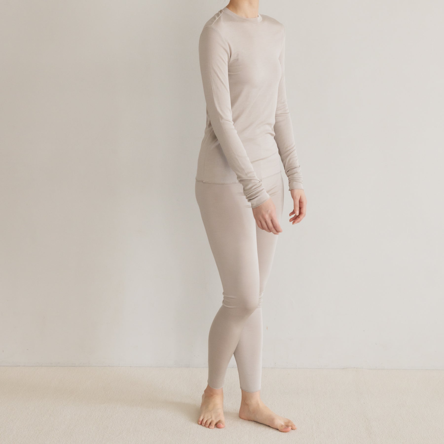 シルク100%クルーネックロングスリーブとレギンス, オイスターの着用イメージ（斜め前）