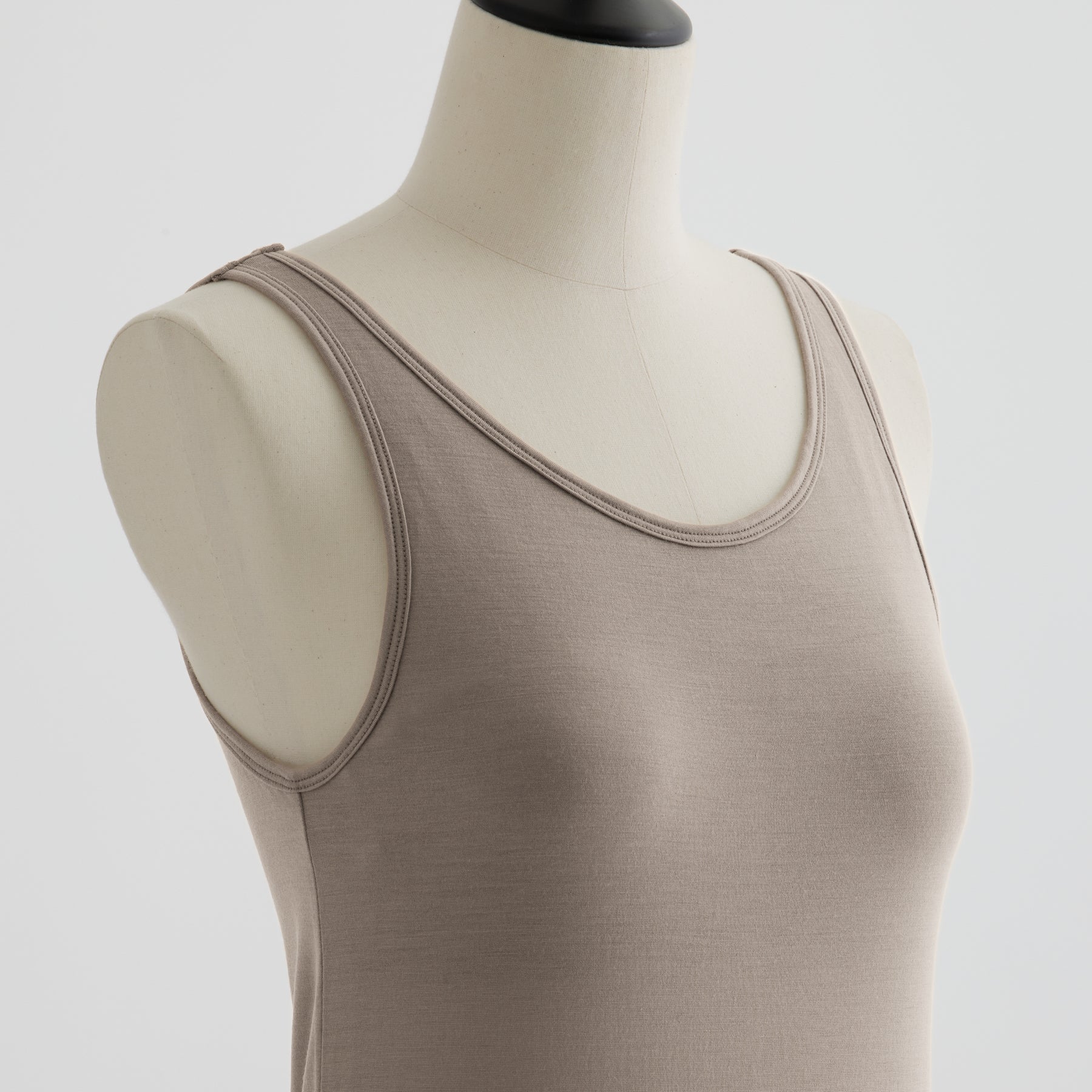 メリノウール100%天竺 タンクトップ, カップ付き, オイスター（斜め前）