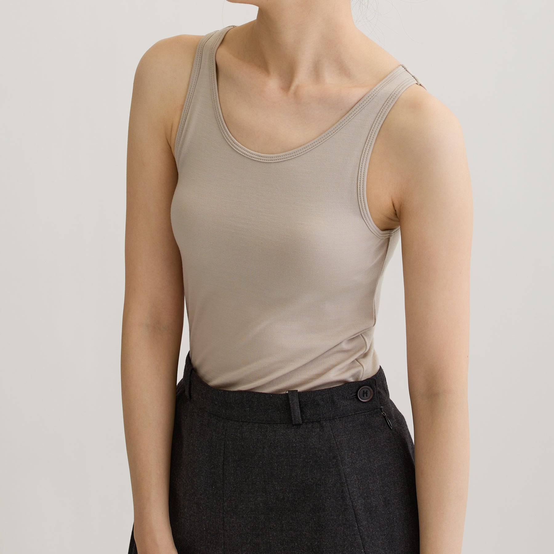 メリノウール100%天竺 タンクトップ, カップ付き, オイスターの着用イメージ（斜め前）