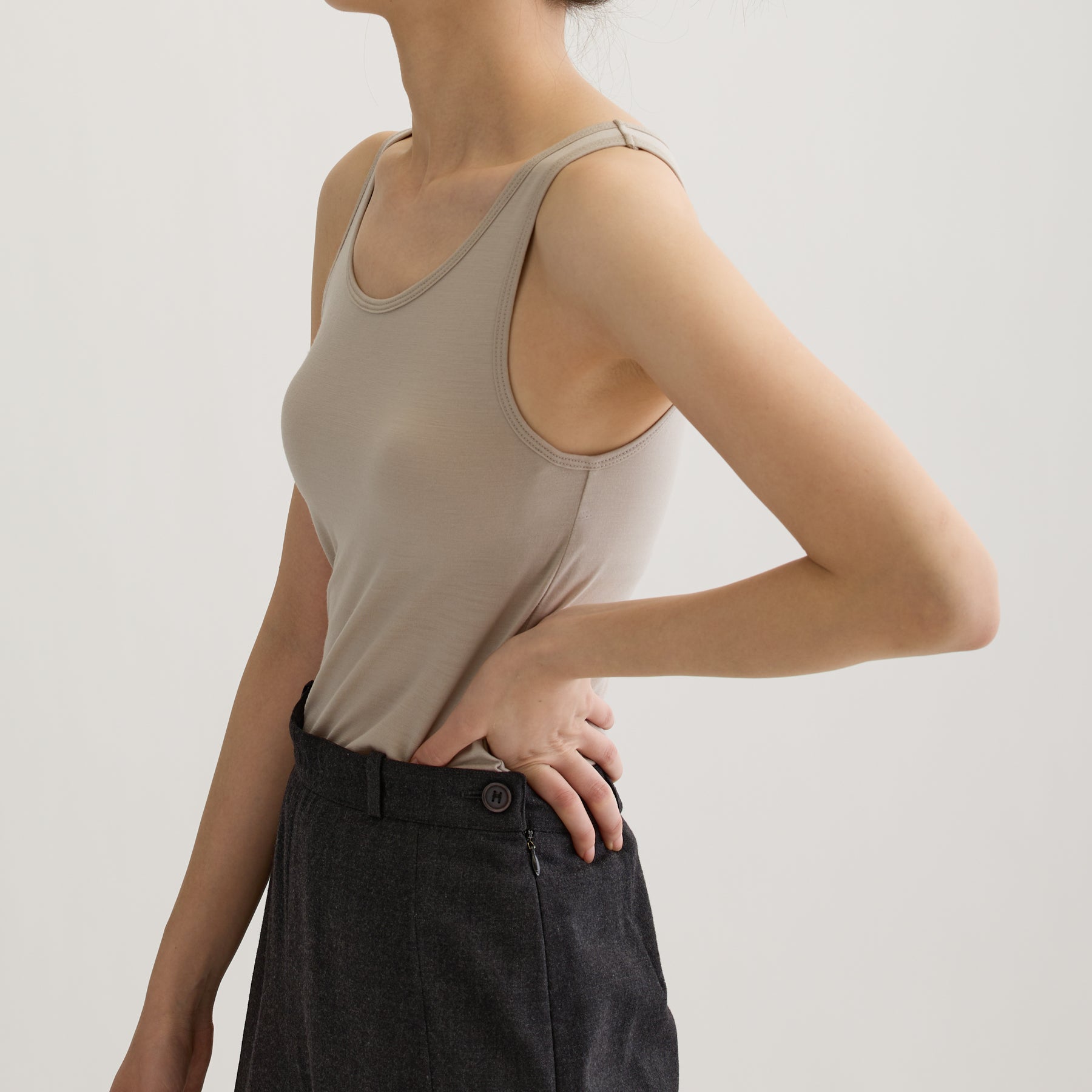 メリノウール100%天竺 タンクトップ, カップ付き, オイスターの着用イメージ（横）