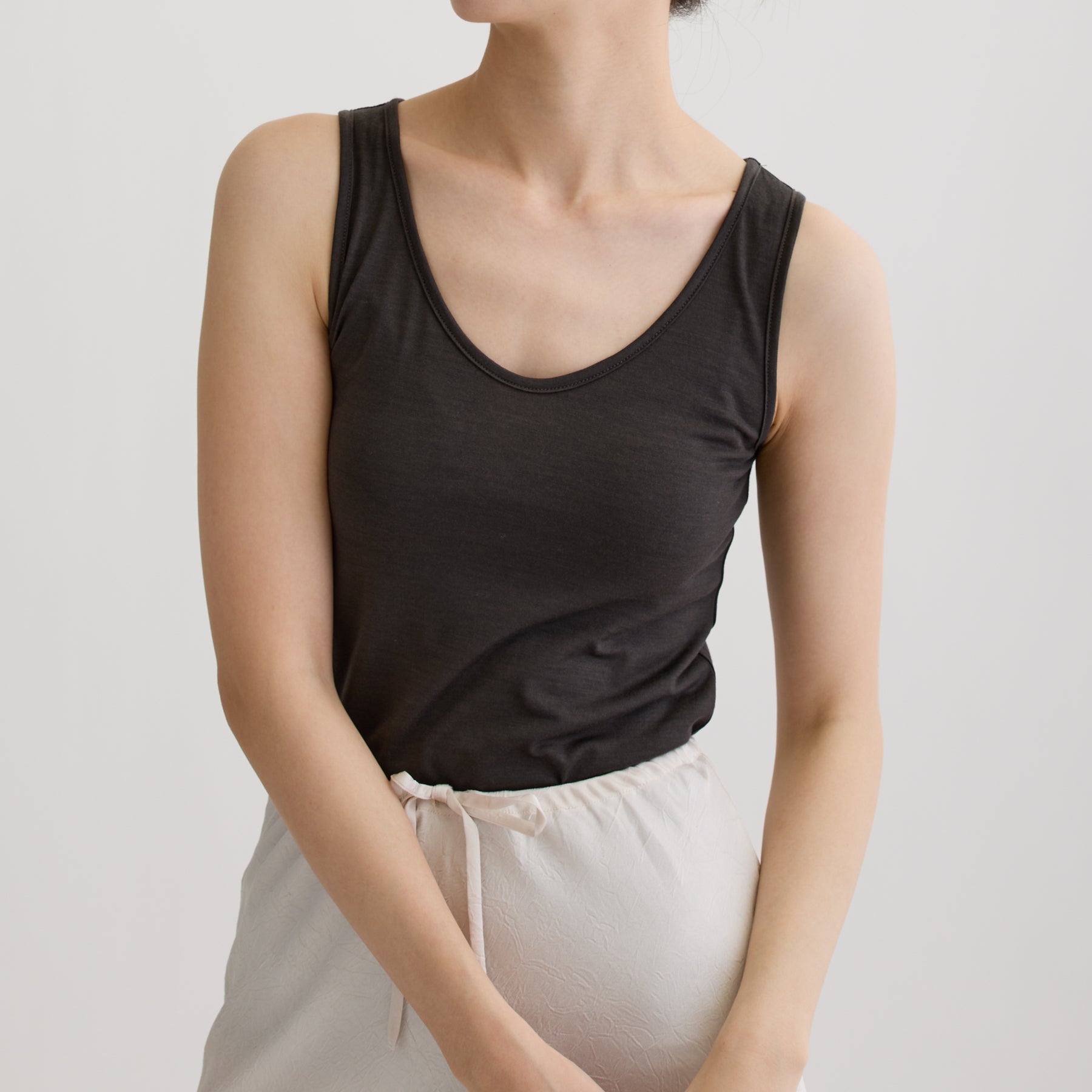 メリノウール100%天竺 タンクトップ, カップなし, チャコールの着用イメージ（前）