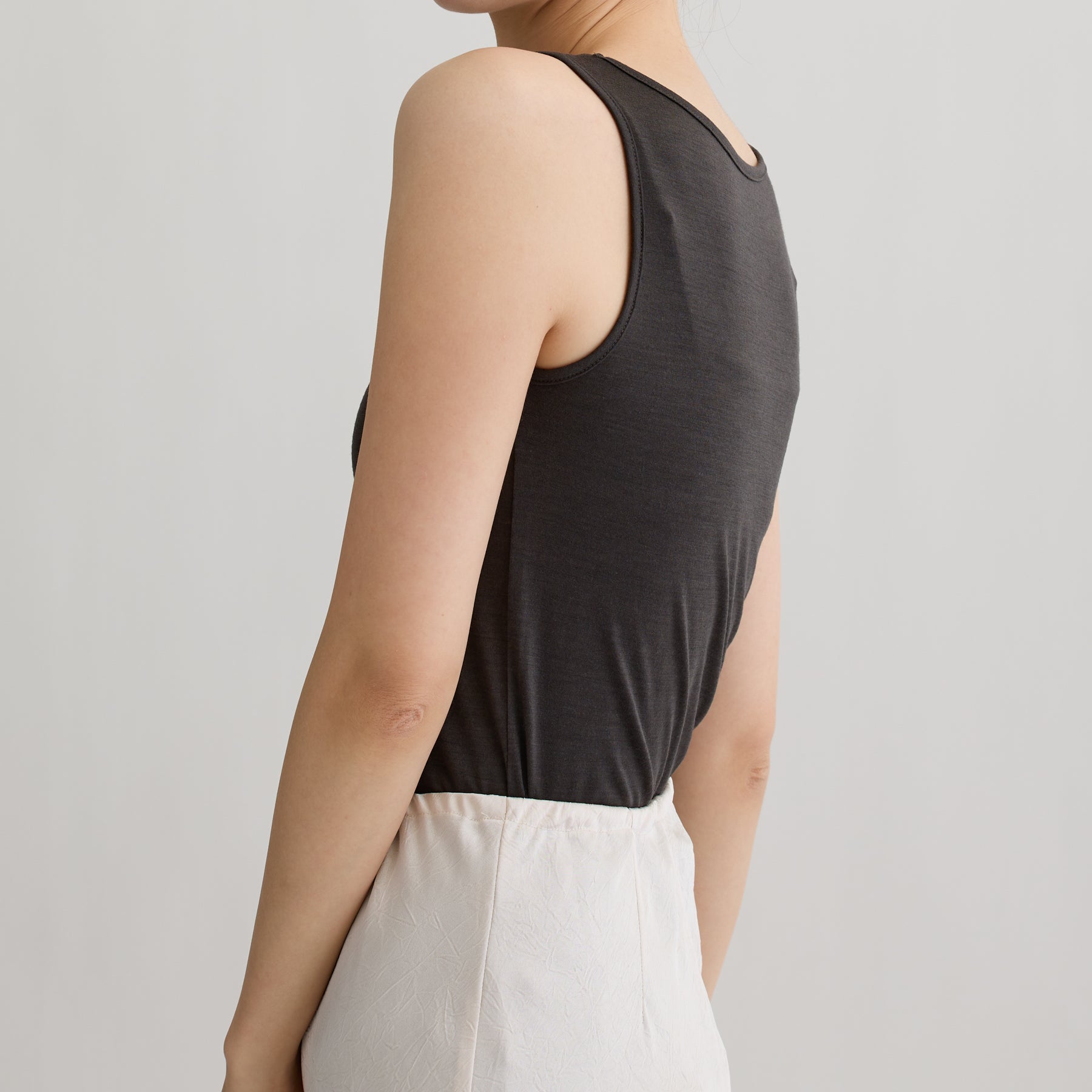 メリノウール100%天竺 タンクトップ, カップなし, チャコールの着用イメージ（横）