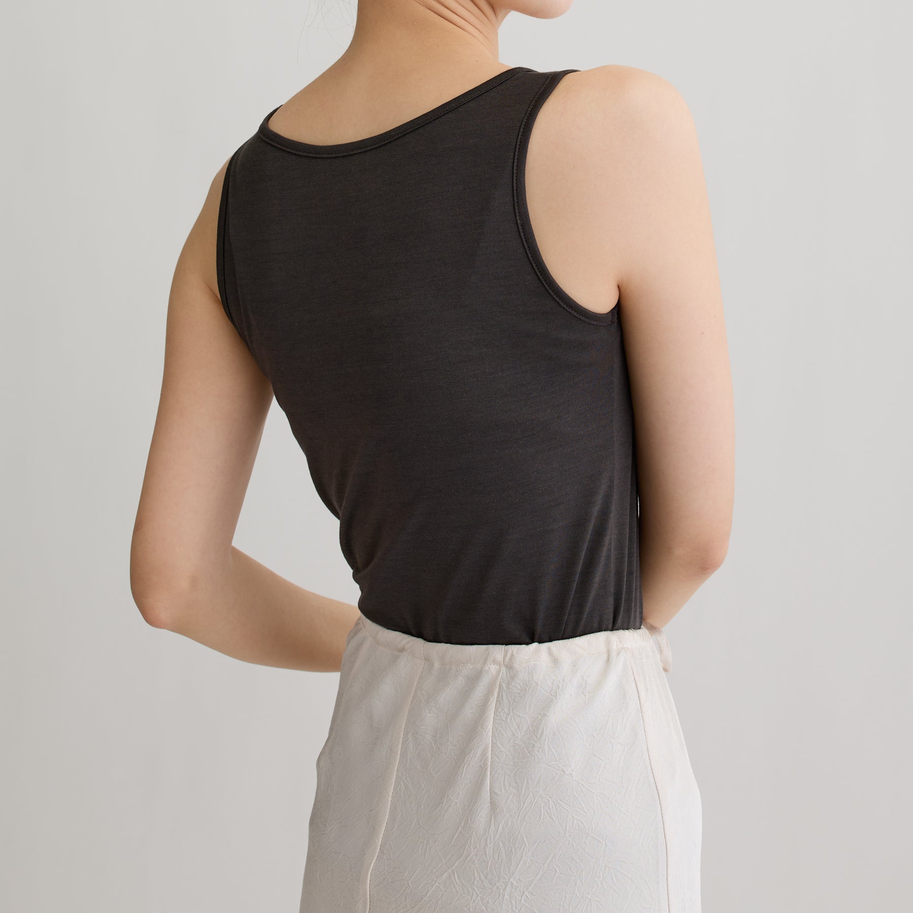 メリノウール100%天竺 タンクトップ, カップなし, チャコールの着用イメージ（斜め後）