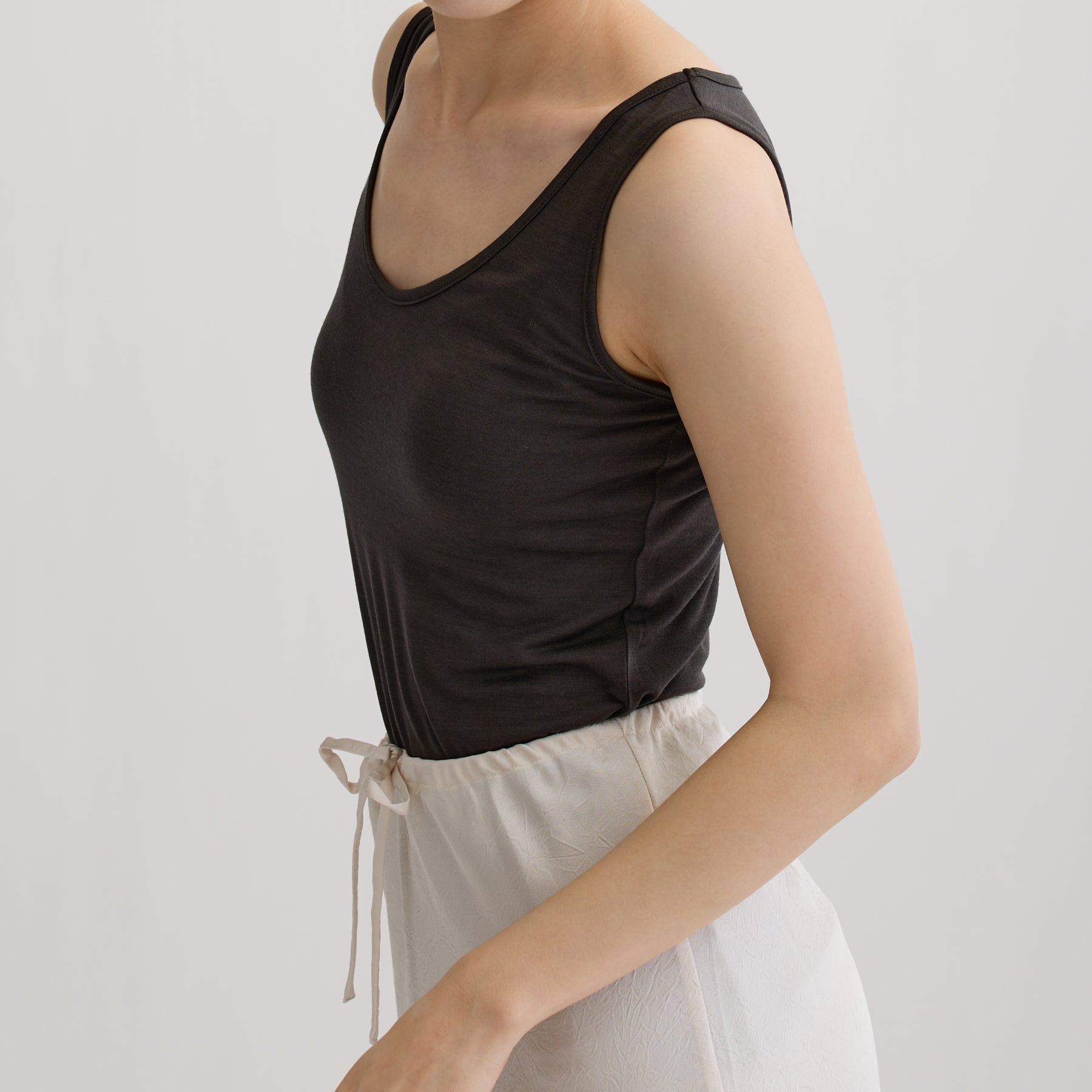 メリノウール100%天竺 タンクトップ, カップなし, チャコールの着用イメージ（横）
