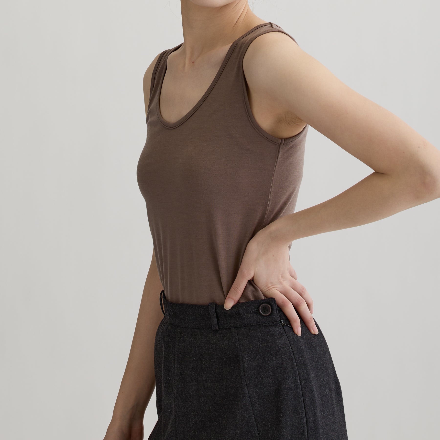 メリノウール100%天竺 タンクトップ, カップなし, スモーキーココアの着用イメージ（斜め前）
