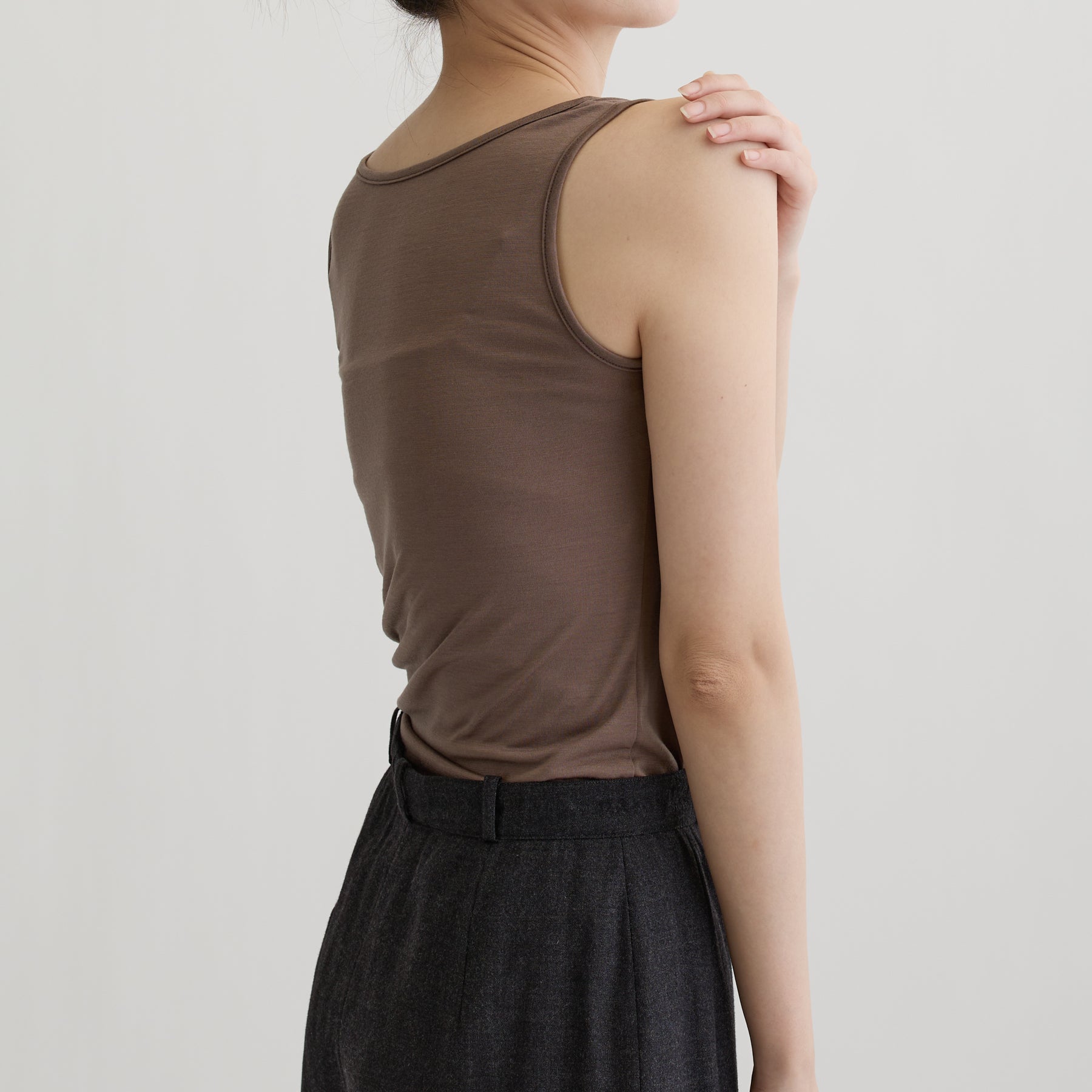 メリノウール100%天竺 タンクトップ, カップなし, スモーキーココアの着用イメージ（斜め後）