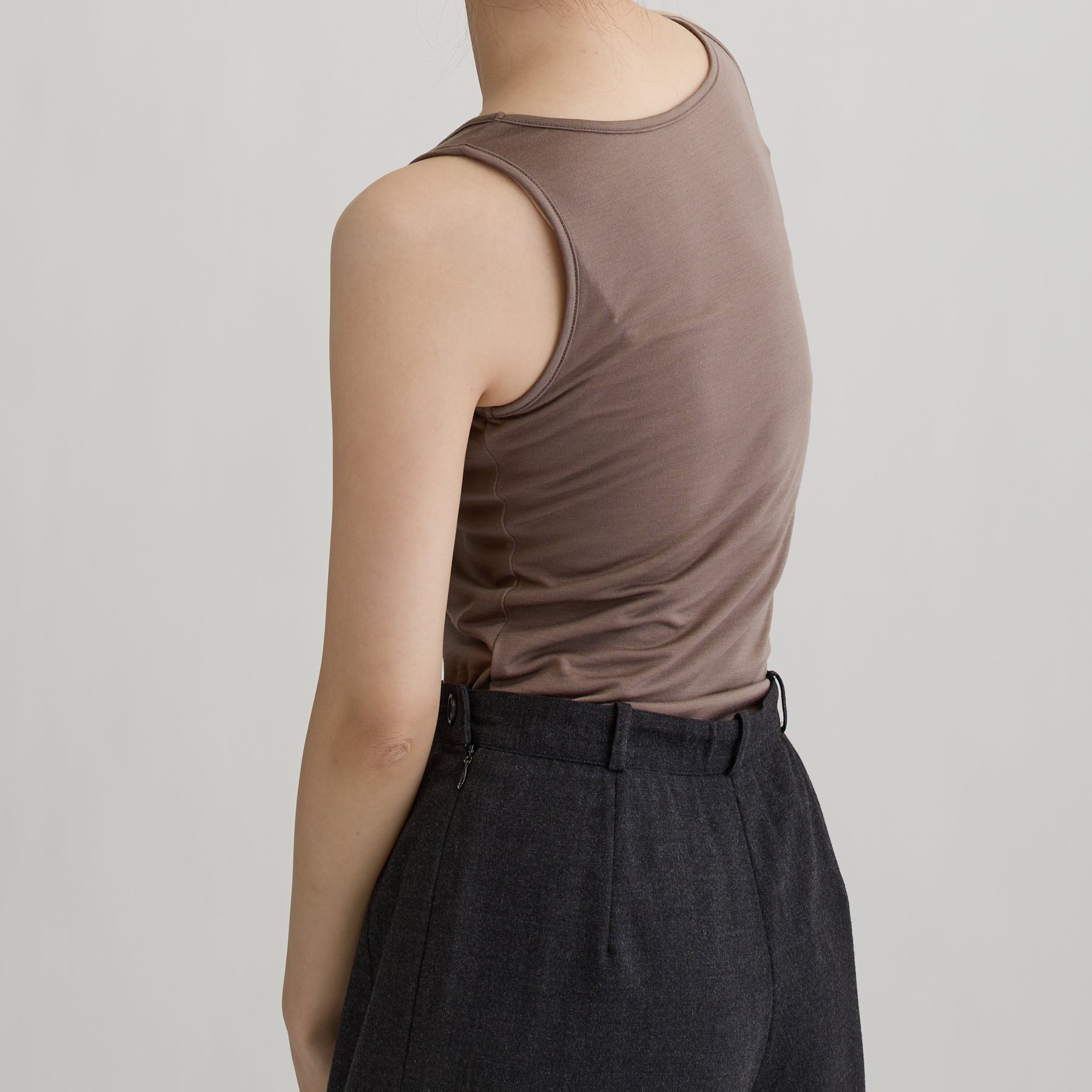メリノウール100%天竺 タンクトップ, カップなし, スモーキーココアの着用イメージ（斜め後）