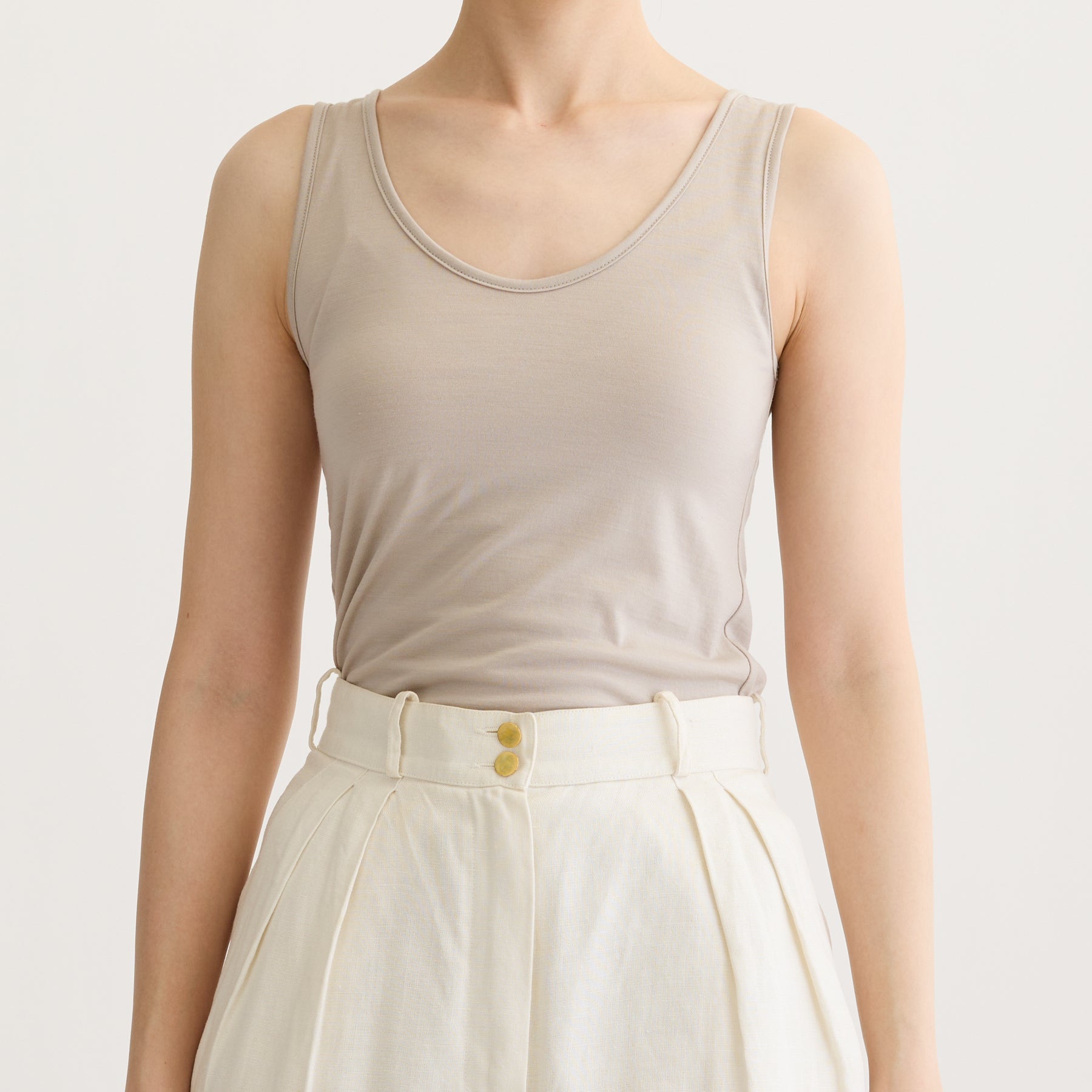 メリノウール100%天竺 タンクトップ, カップなし, オイスターの着用イメージ（前）