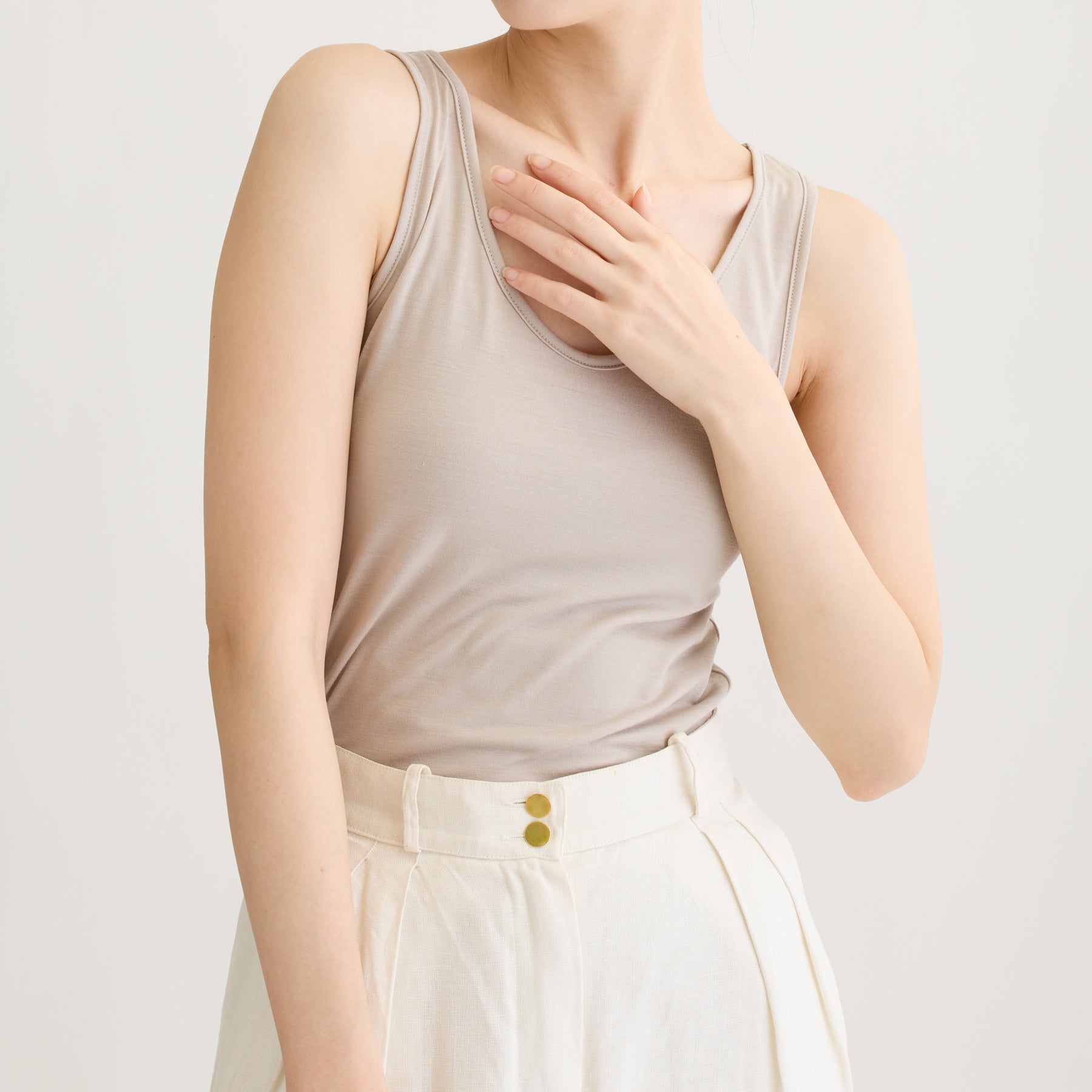 メリノウール100%天竺 タンクトップ, カップなし, オイスターの着用イメージ（斜め前）