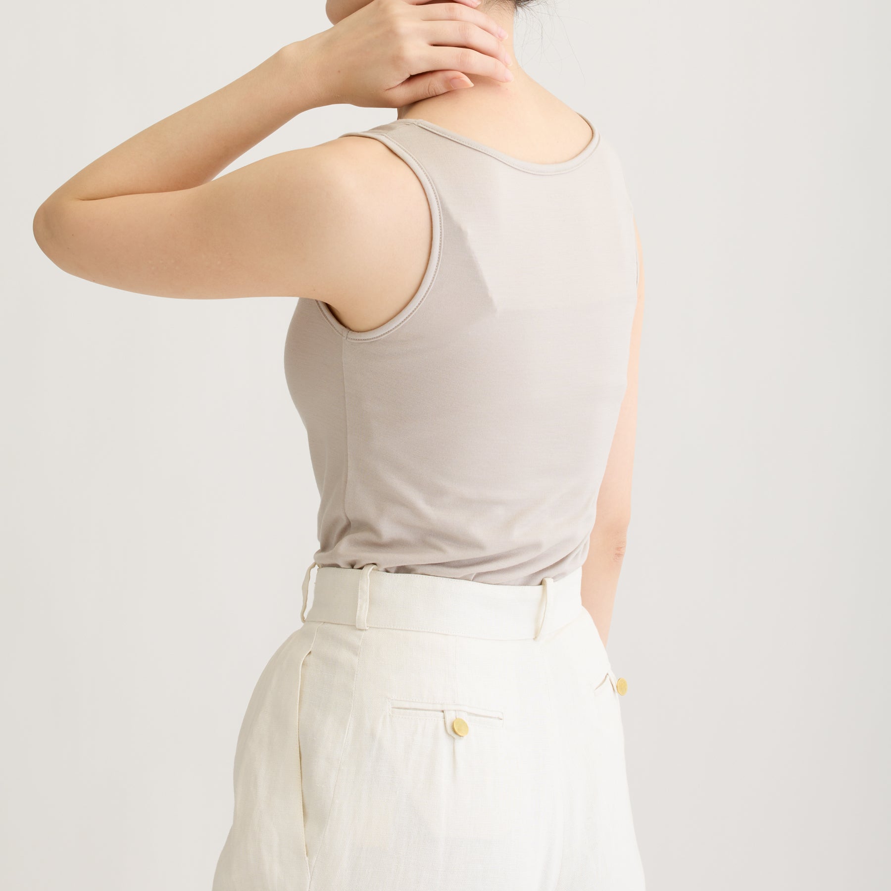 メリノウール100%天竺 タンクトップ, カップなし, オイスターの着用イメージ（斜め後）