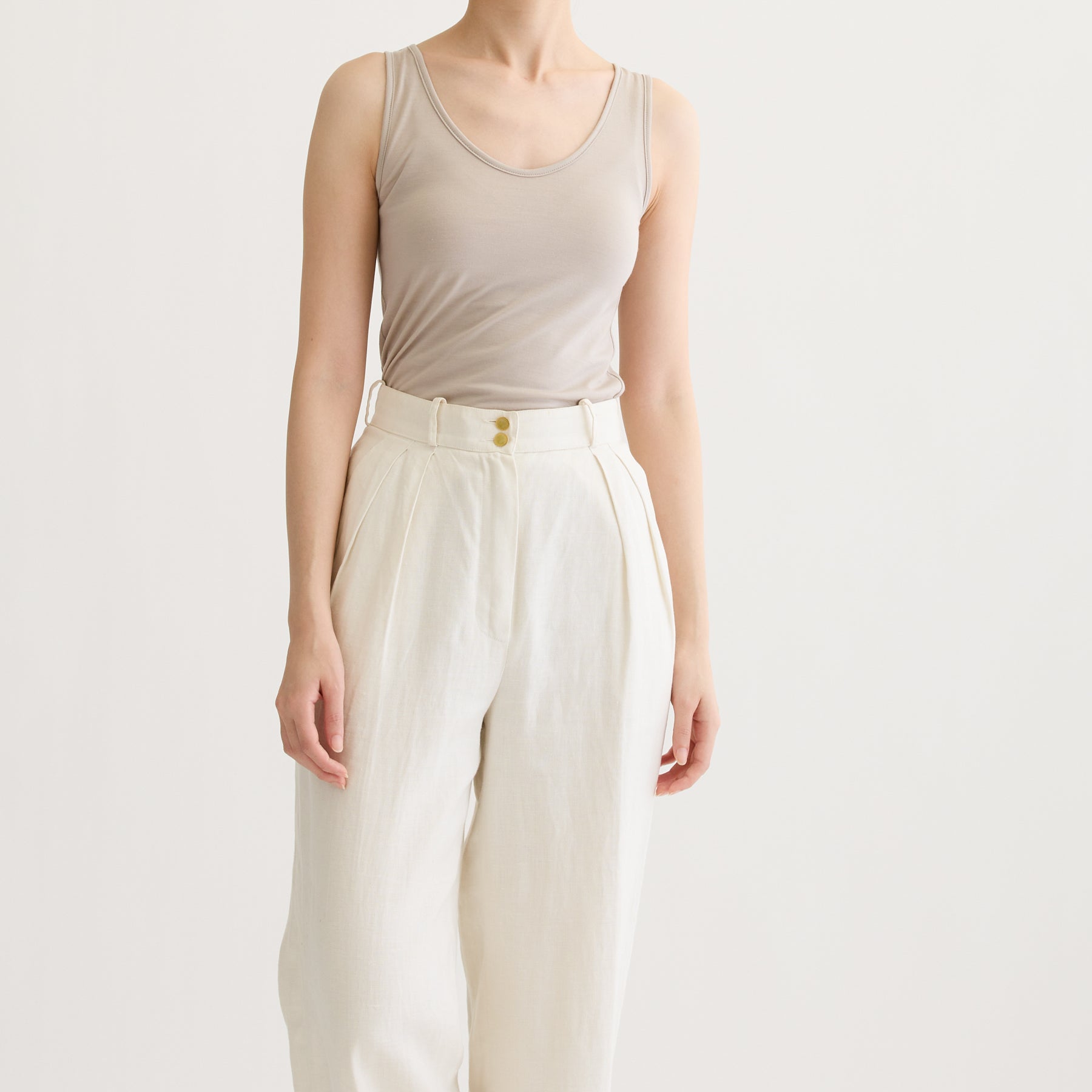 メリノウール100%天竺 タンクトップ, カップなし, オイスターの着用イメージ（前）