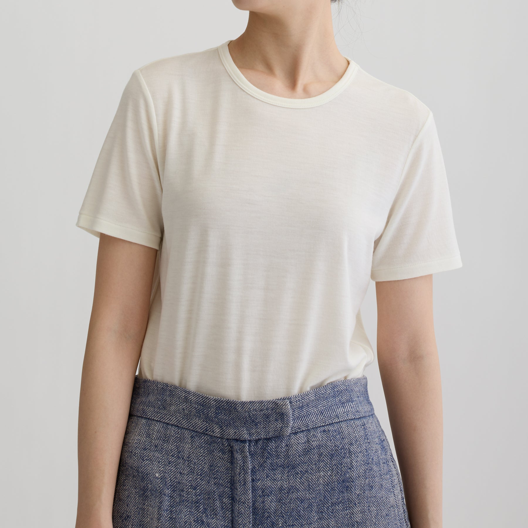 メリノウール100%天竺 クルーネック半袖カットソー, ホワイトの着用イメージ（前）