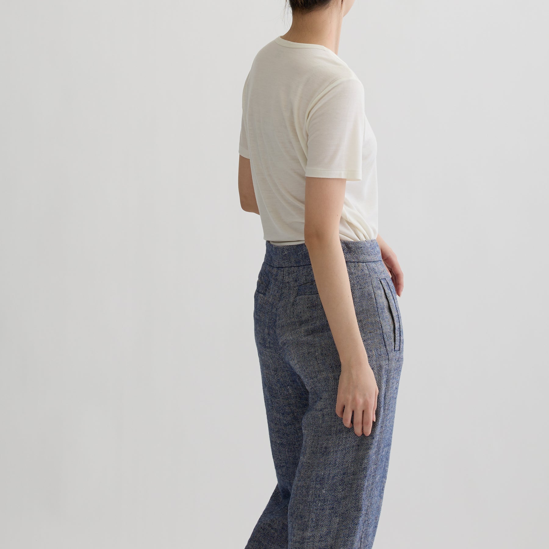 メリノウール100%天竺 クルーネック半袖カットソー, ホワイトの着用イメージ（斜め後）