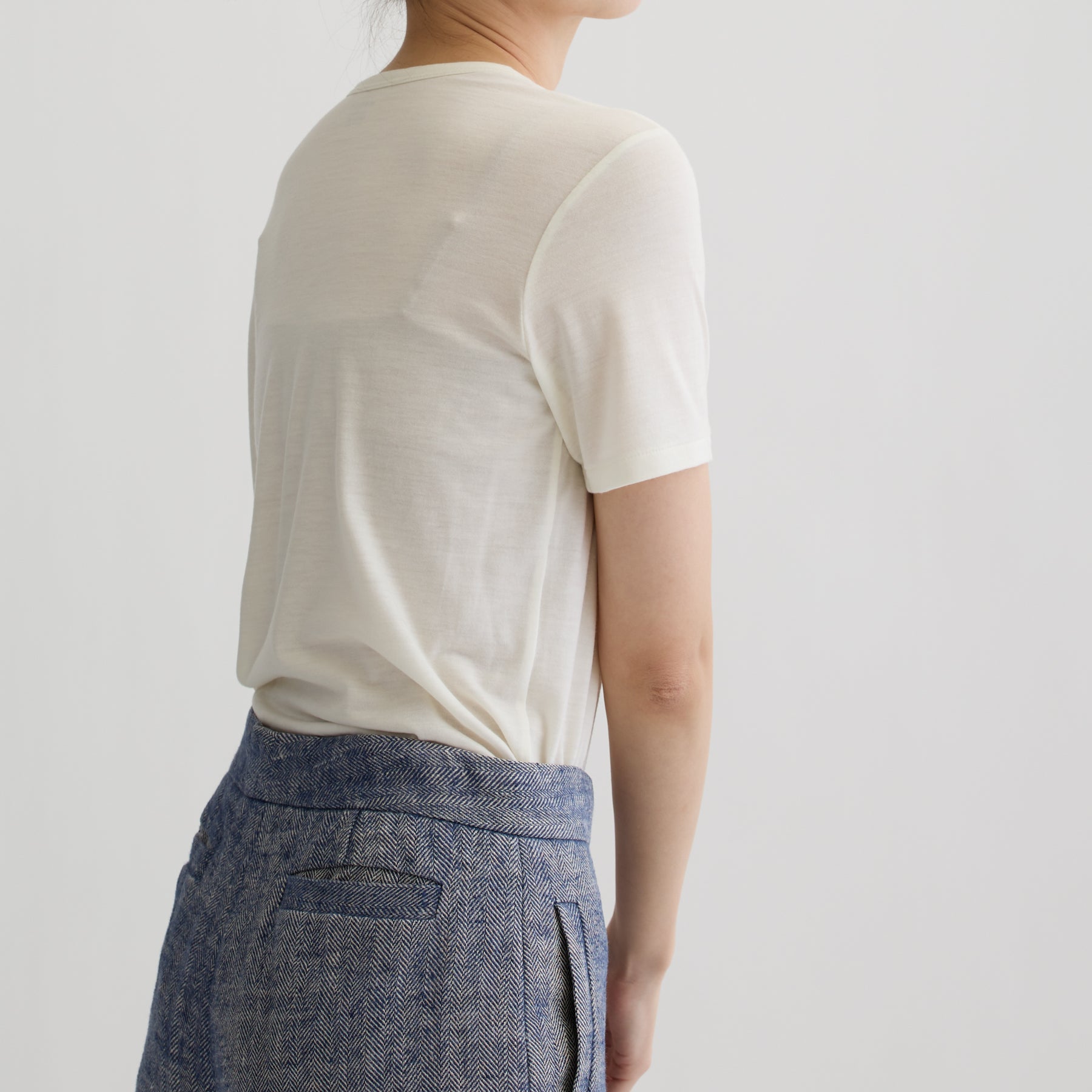 メリノウール100%天竺 クルーネック半袖カットソー, ホワイトの着用イメージ（斜め後）