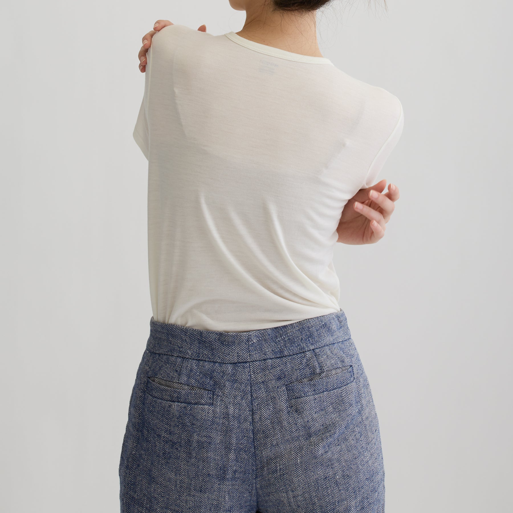 メリノウール100%天竺 クルーネック半袖カットソー, ホワイトの着用イメージ（後）