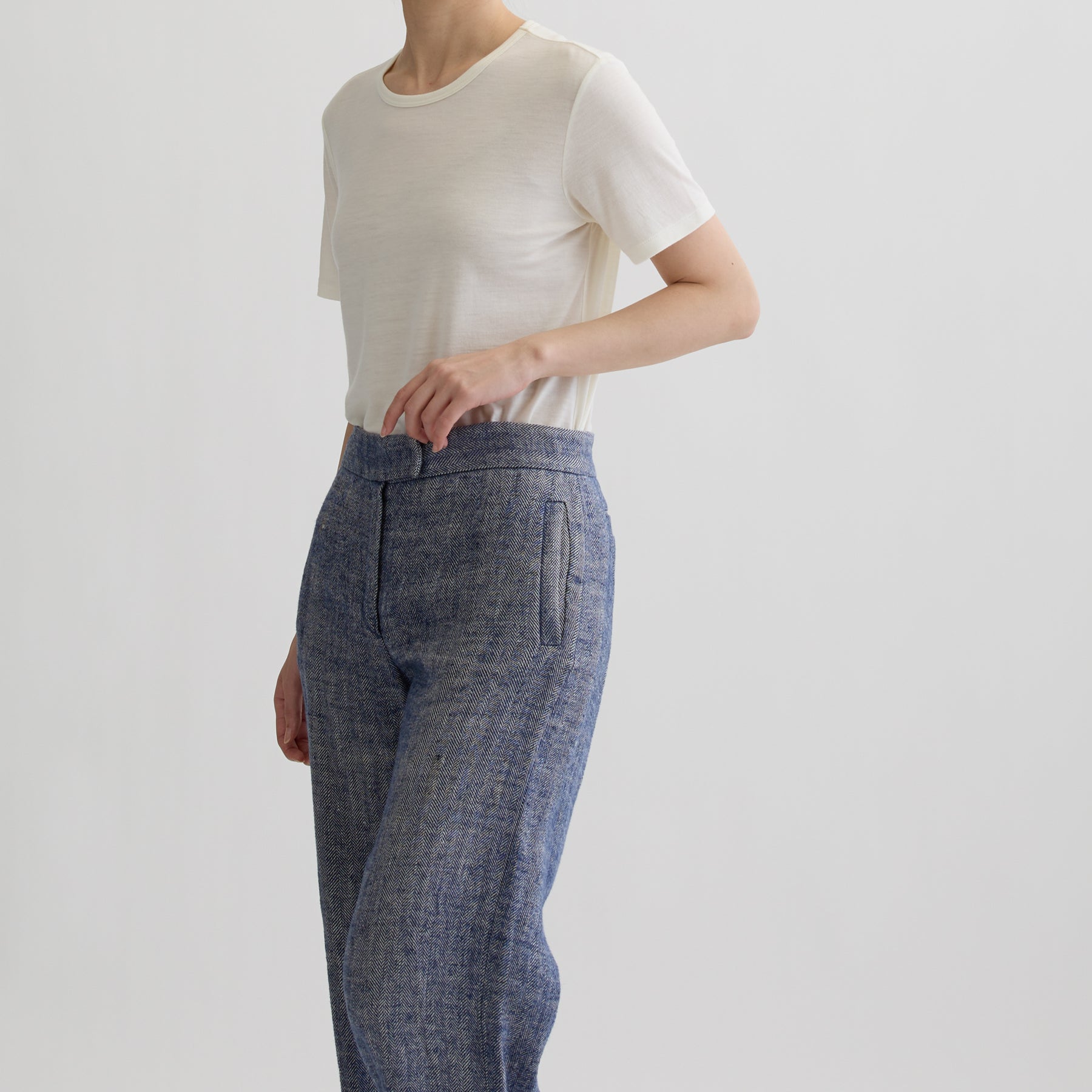 メリノウール100%天竺 クルーネック半袖カットソー, ホワイトの着用イメージ（斜め前）