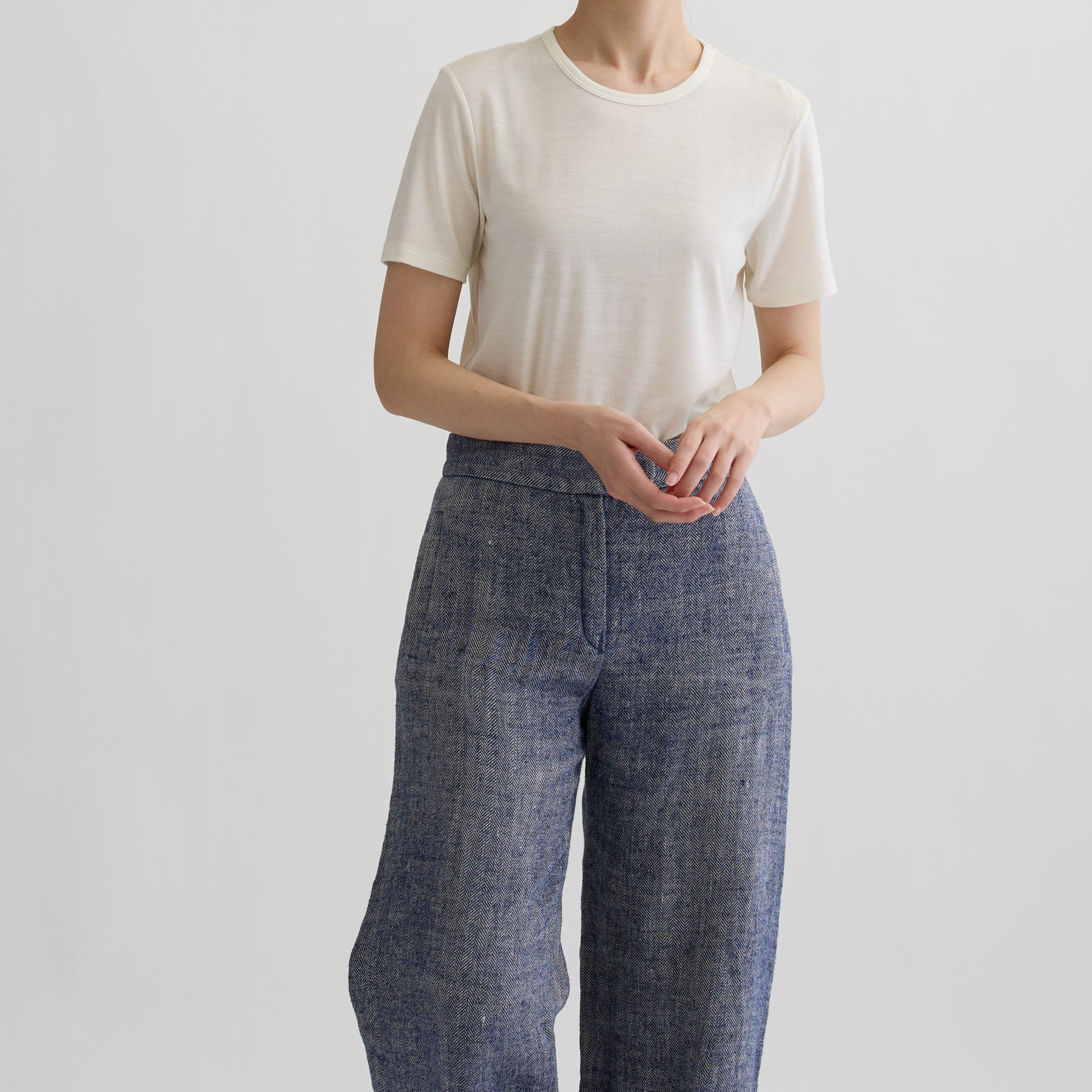 メリノウール100%天竺 クルーネック半袖カットソー, ホワイトの着用イメージ（前）