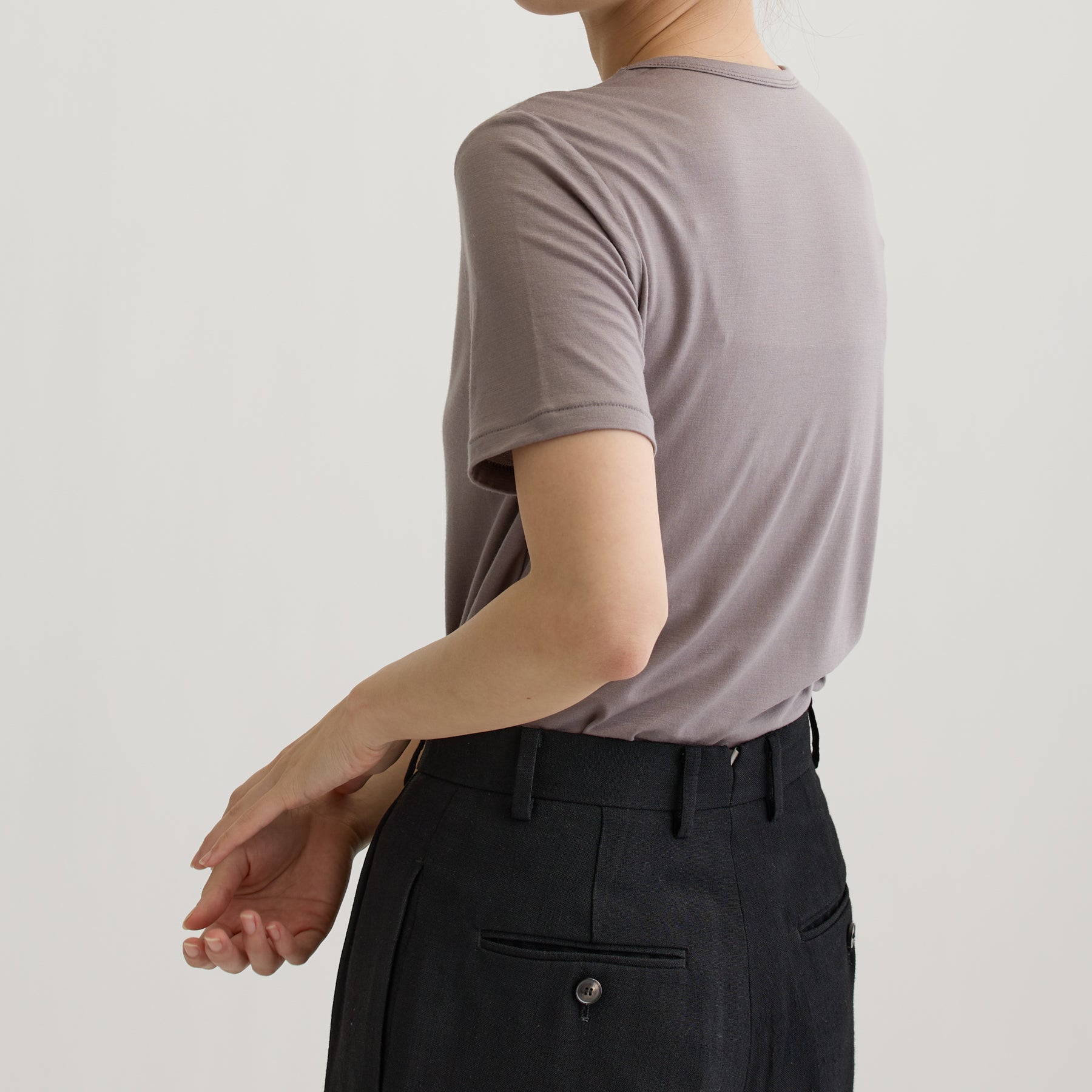 メリノウール100%天竺 クルーネック半袖カットソー, トープの着用イメージ（斜め後）