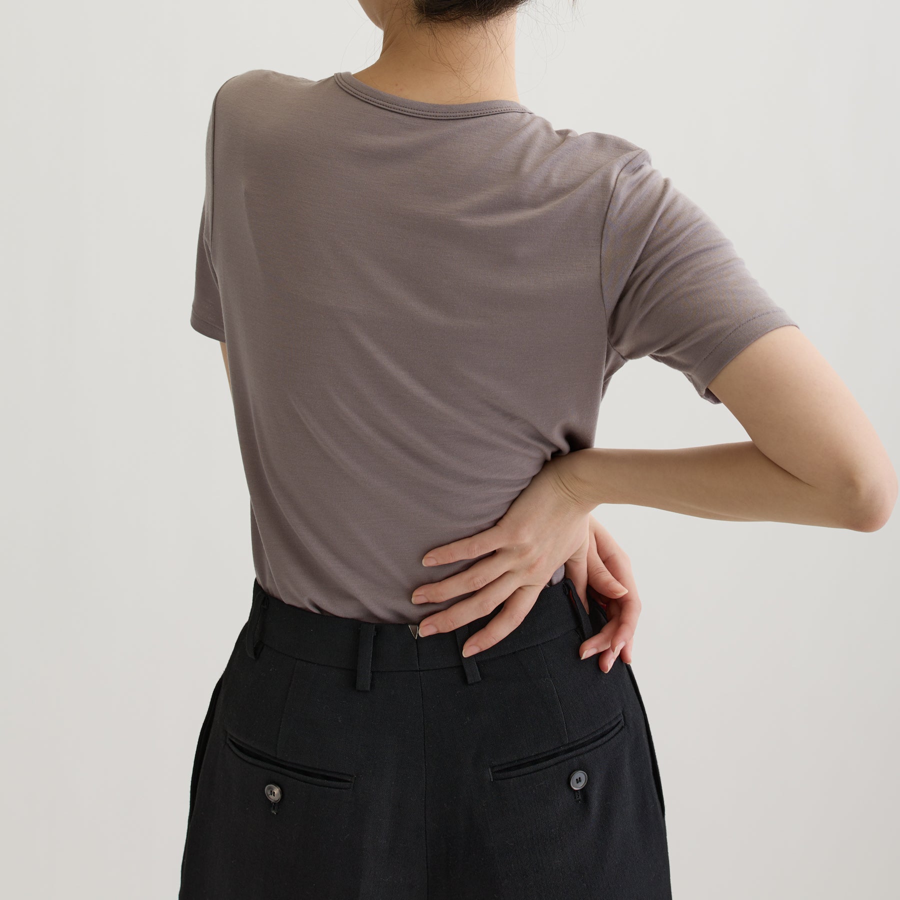 メリノウール100%天竺 クルーネック半袖カットソー, トープの着用イメージ（後）