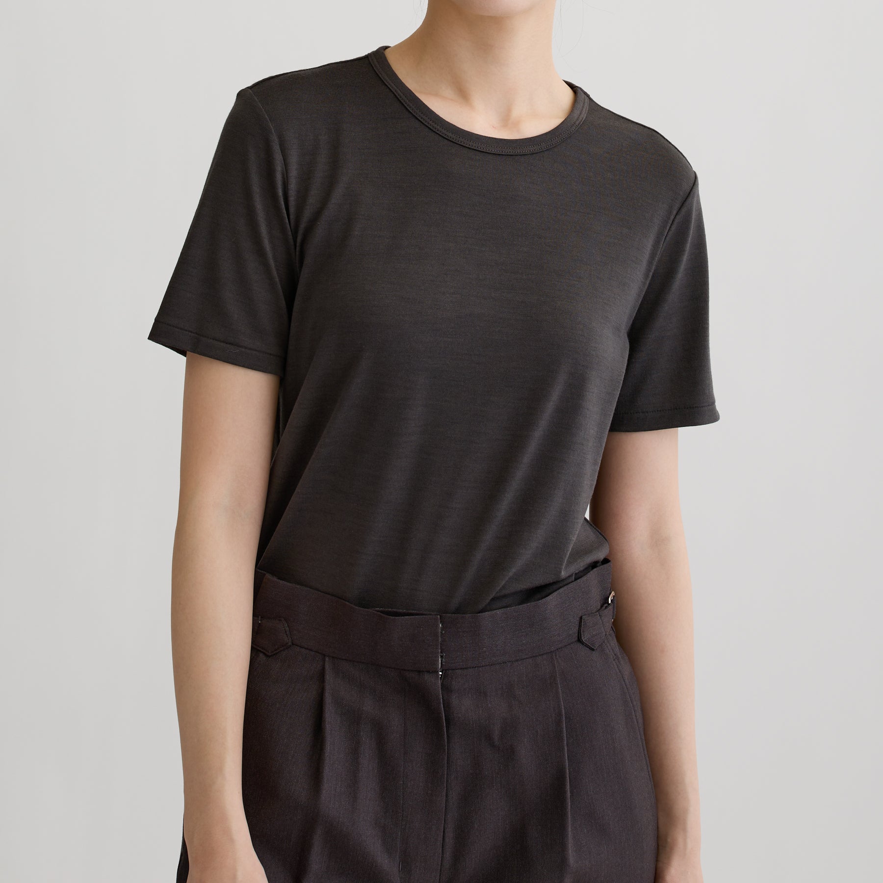 メリノウール100%天竺 クルーネック半袖カットソー, チャコールの着用イメージ（前）