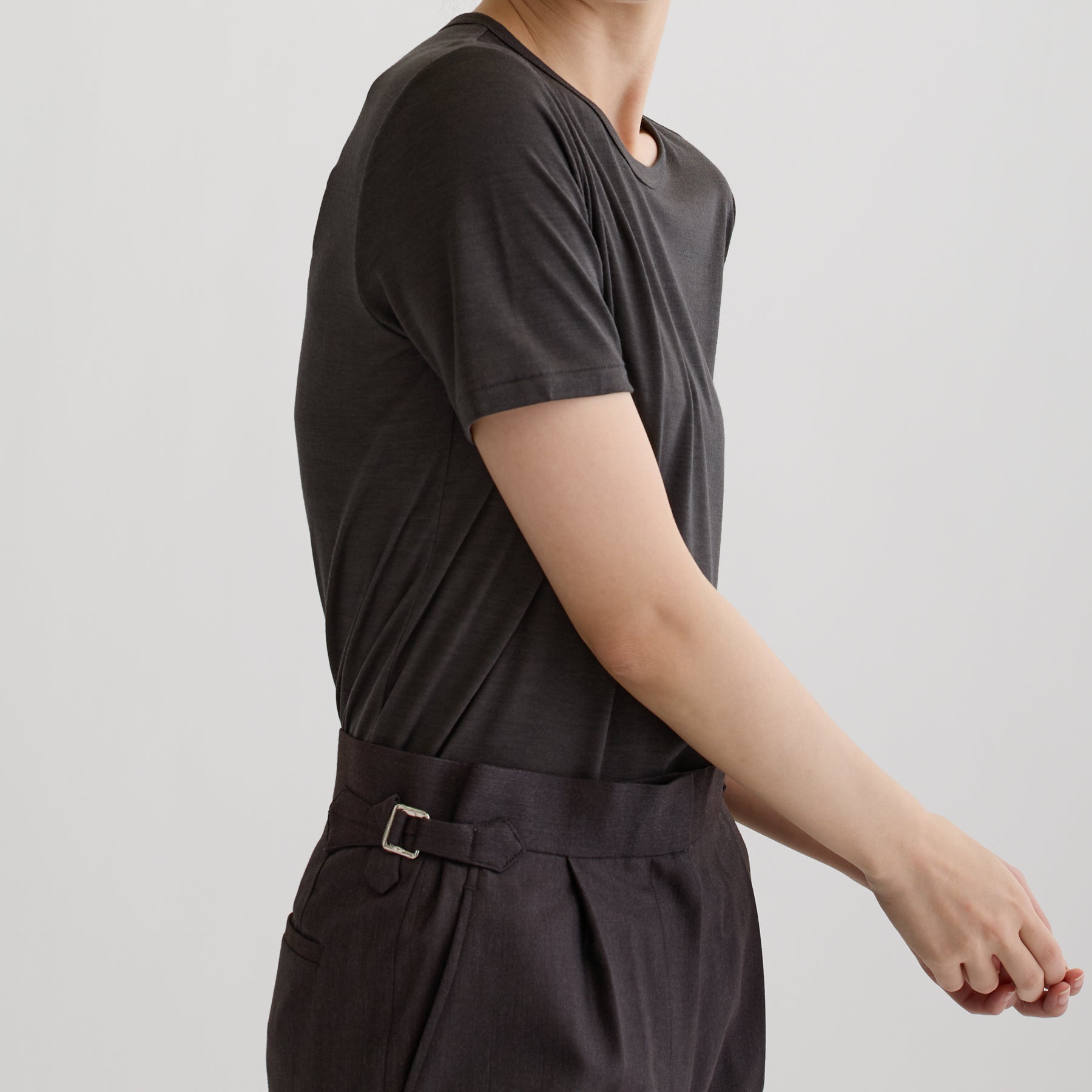 メリノウール100%天竺 クルーネック半袖カットソー, チャコールの着用イメージ（斜め前）