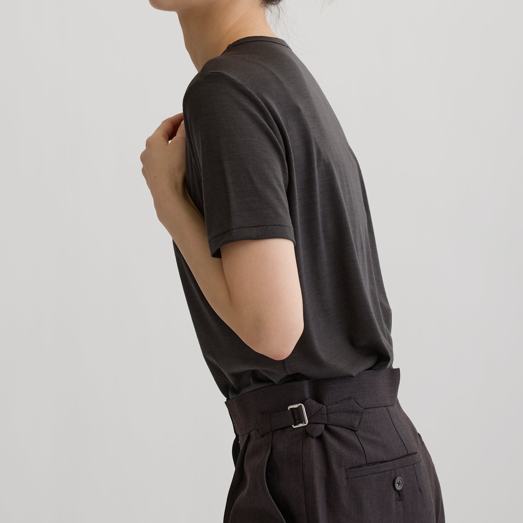 メリノウール100%天竺 クルーネック半袖カットソー, チャコールの着用イメージ（横）