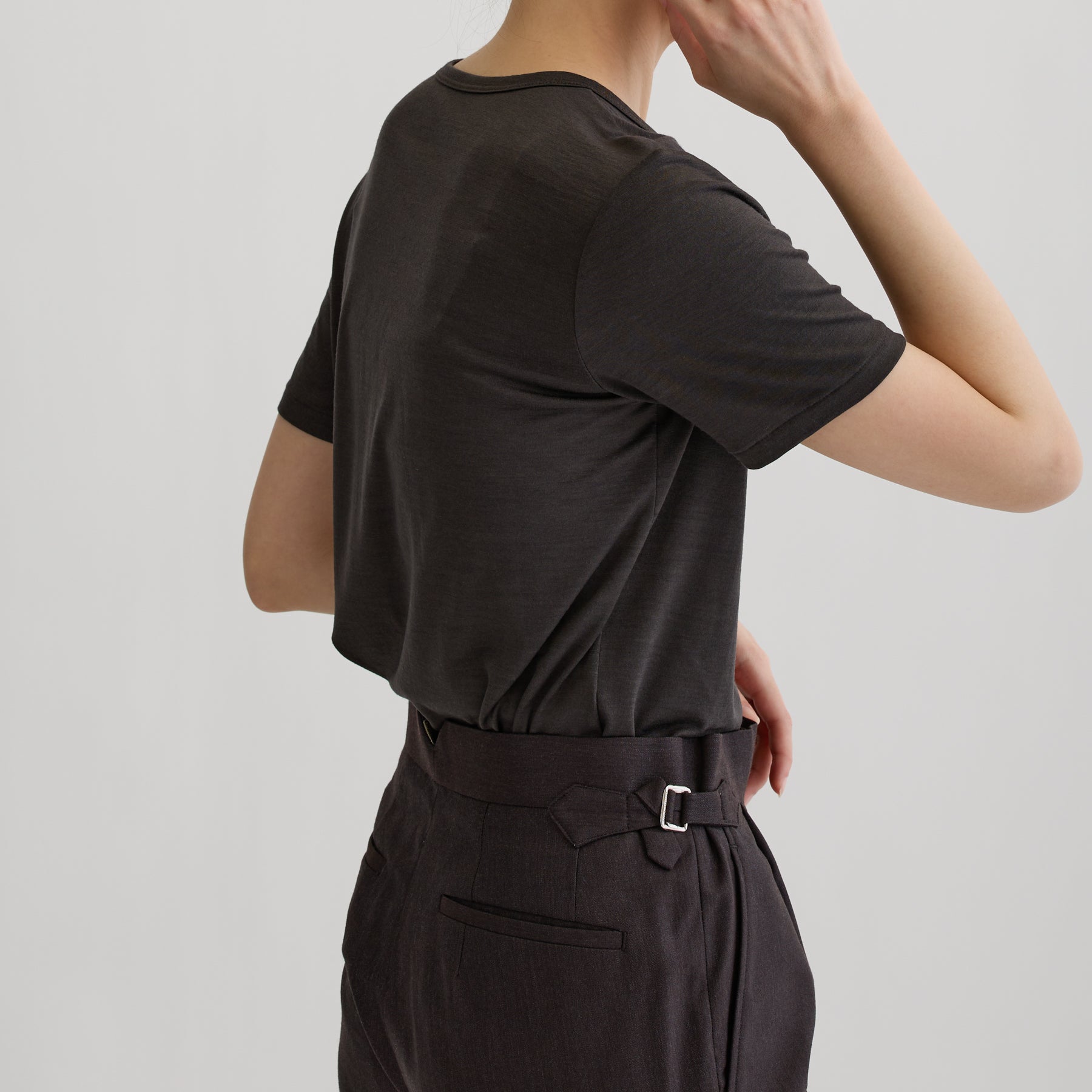 メリノウール100%天竺 クルーネック半袖カットソー, チャコールの着用イメージ（斜め後）