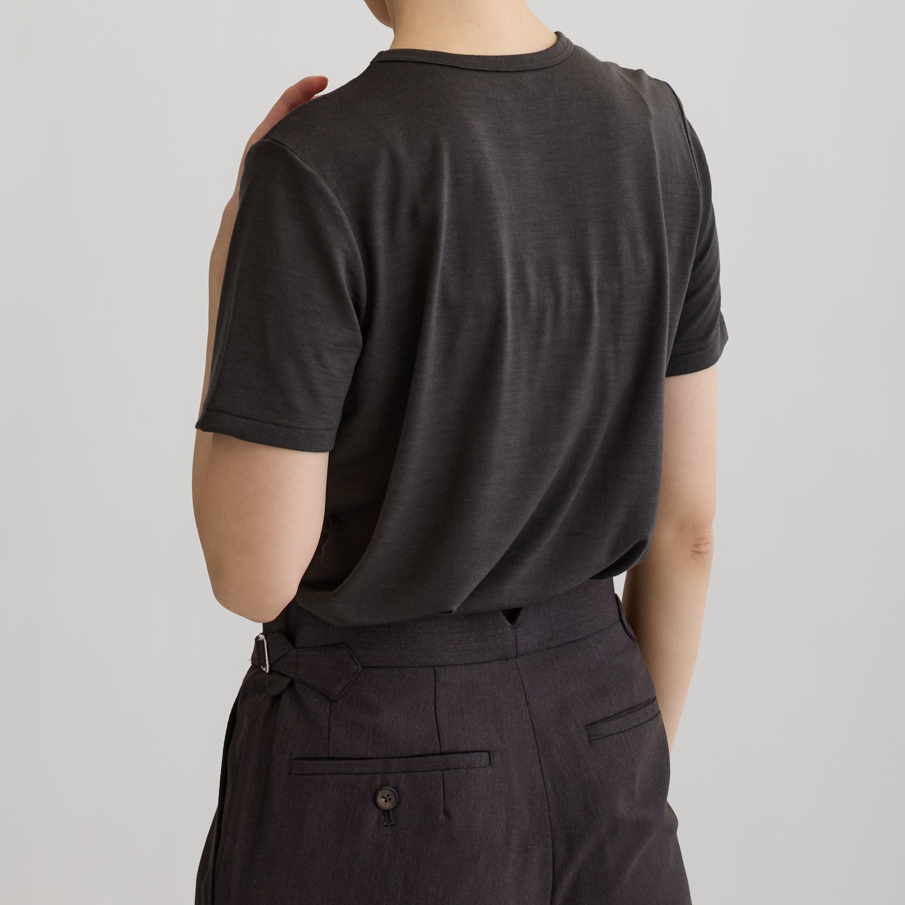 メリノウール100%天竺 クルーネック半袖カットソー, チャコールの着用イメージ（斜め後）