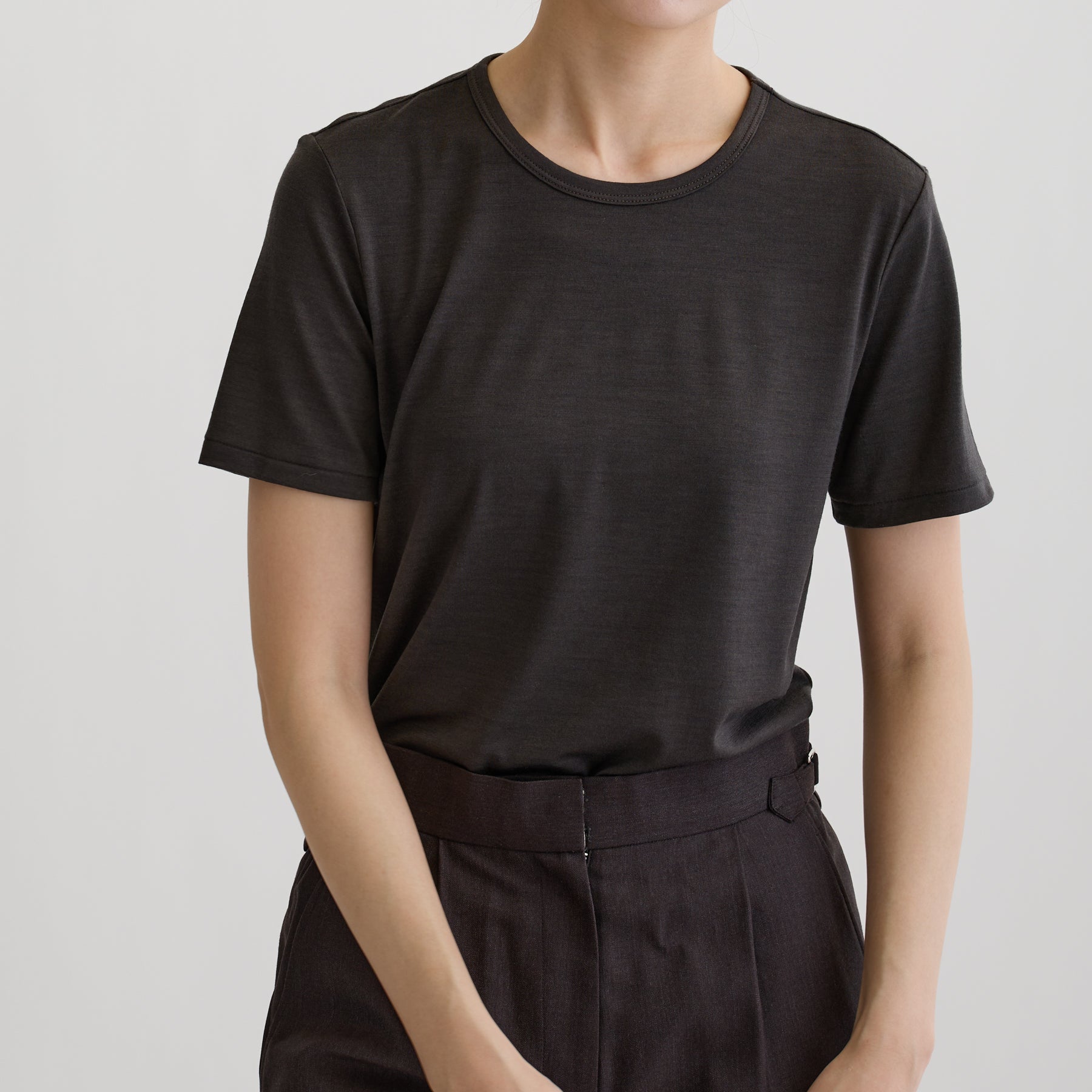 メリノウール100%天竺 クルーネック半袖カットソー, チャコールの着用イメージ（前）