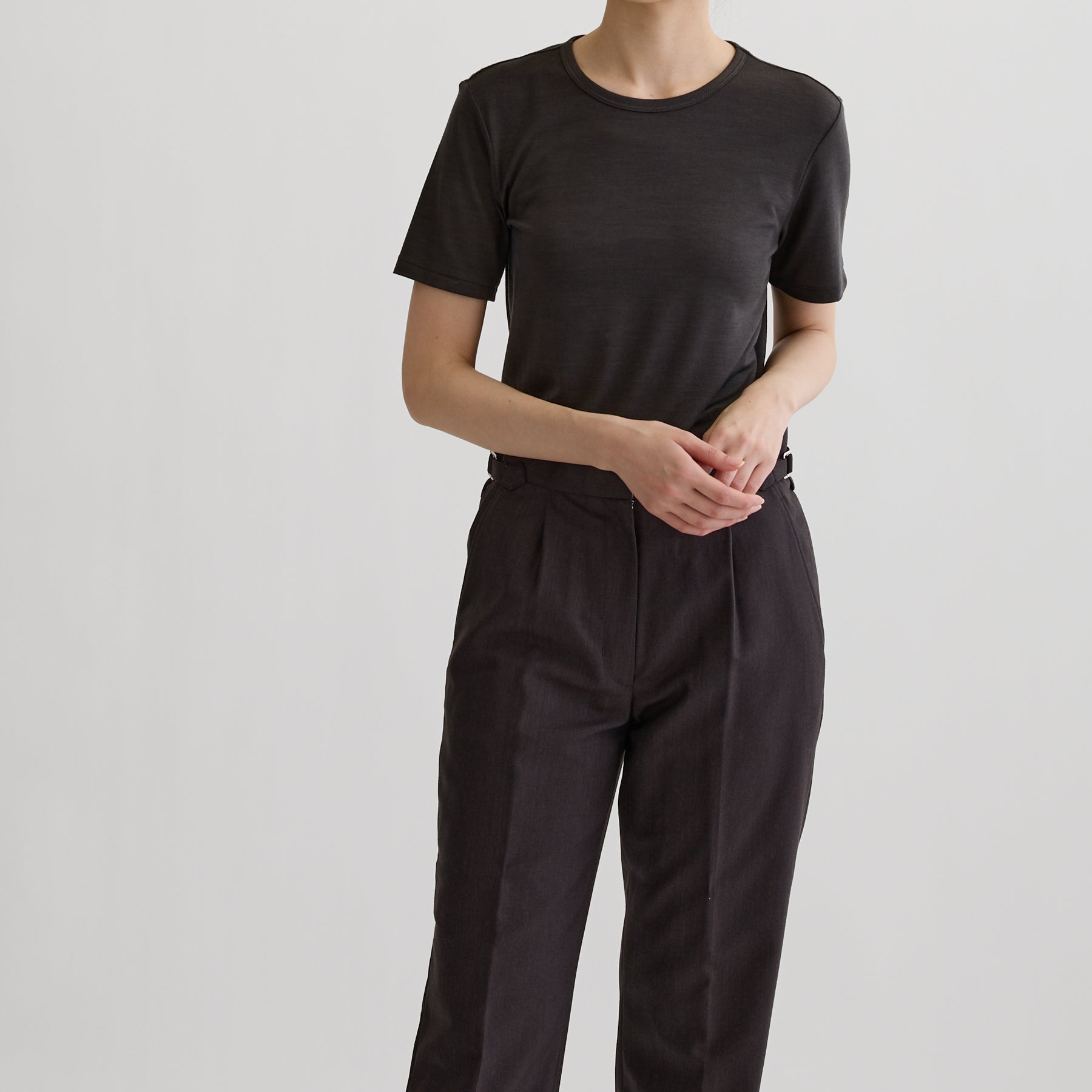 メリノウール100%天竺 クルーネック半袖カットソー, チャコールの着用イメージ（前）