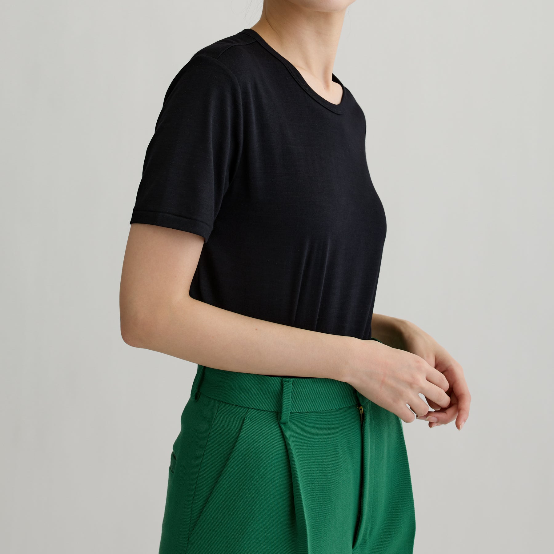 メリノウール100%天竺 クルーネック半袖カットソー, ブラックの着用イメージ（斜め前）