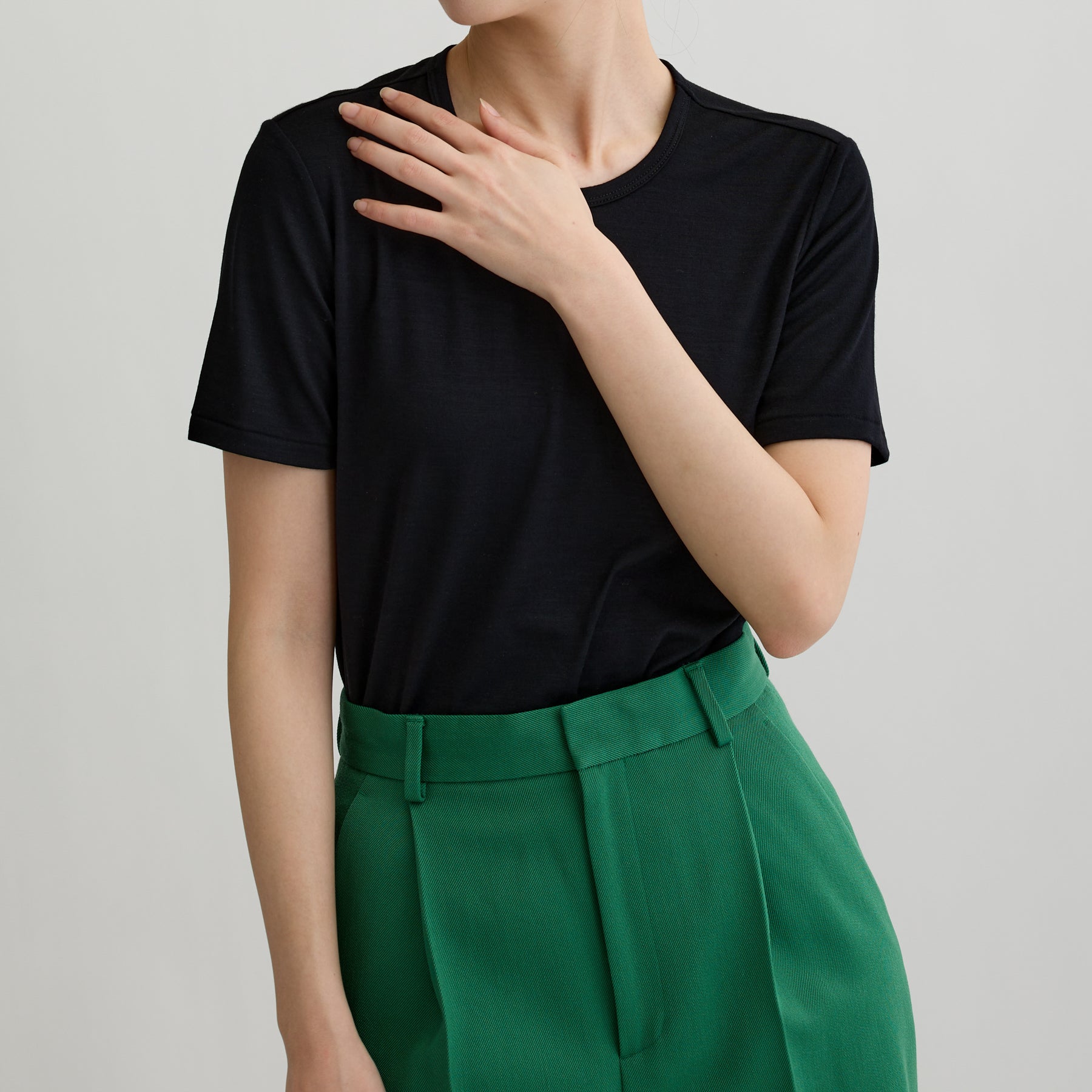 メリノウール100%天竺 クルーネック半袖カットソー, ブラックの着用イメージ（前）