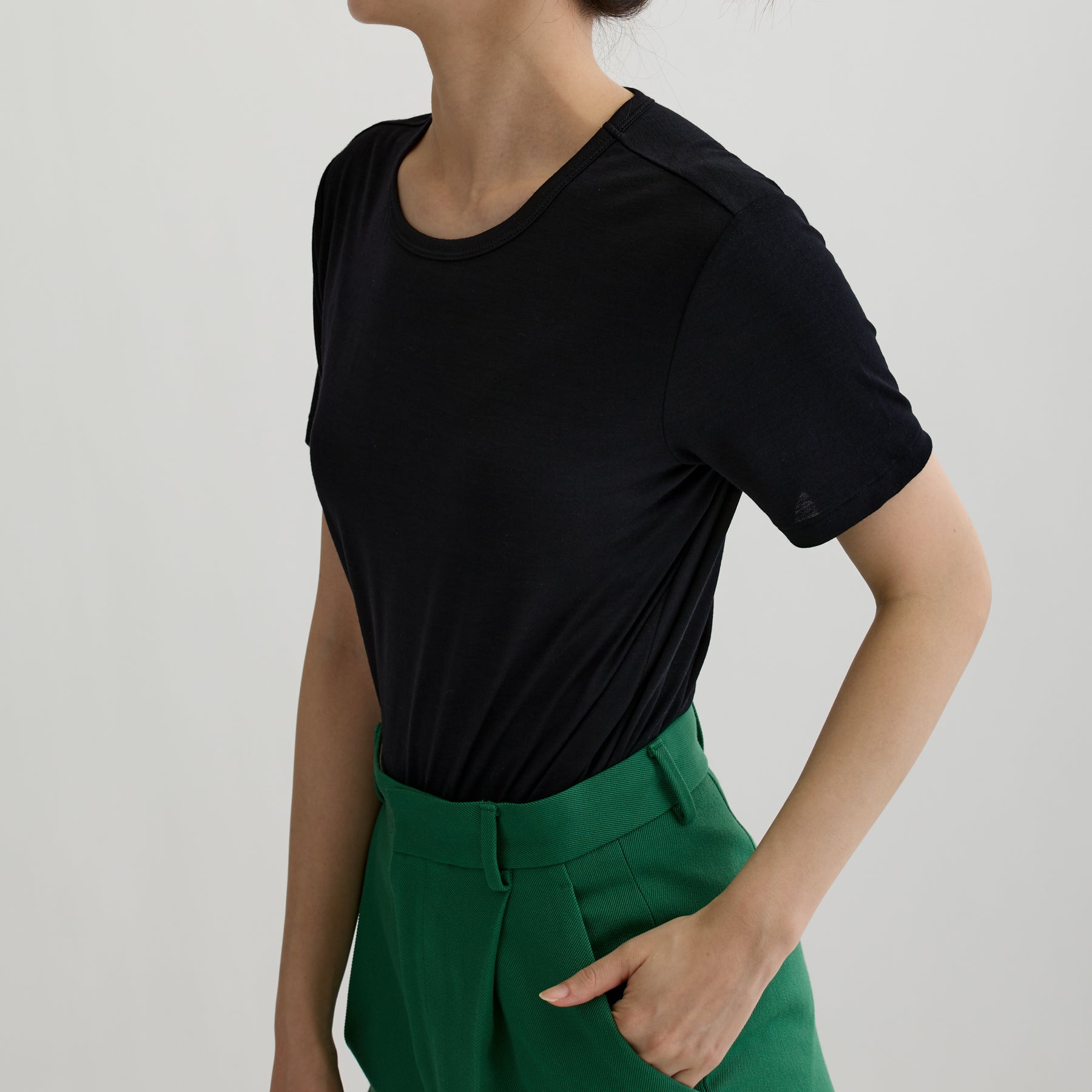 メリノウール100%天竺 クルーネック半袖カットソー, ブラックの着用イメージ（斜め前）