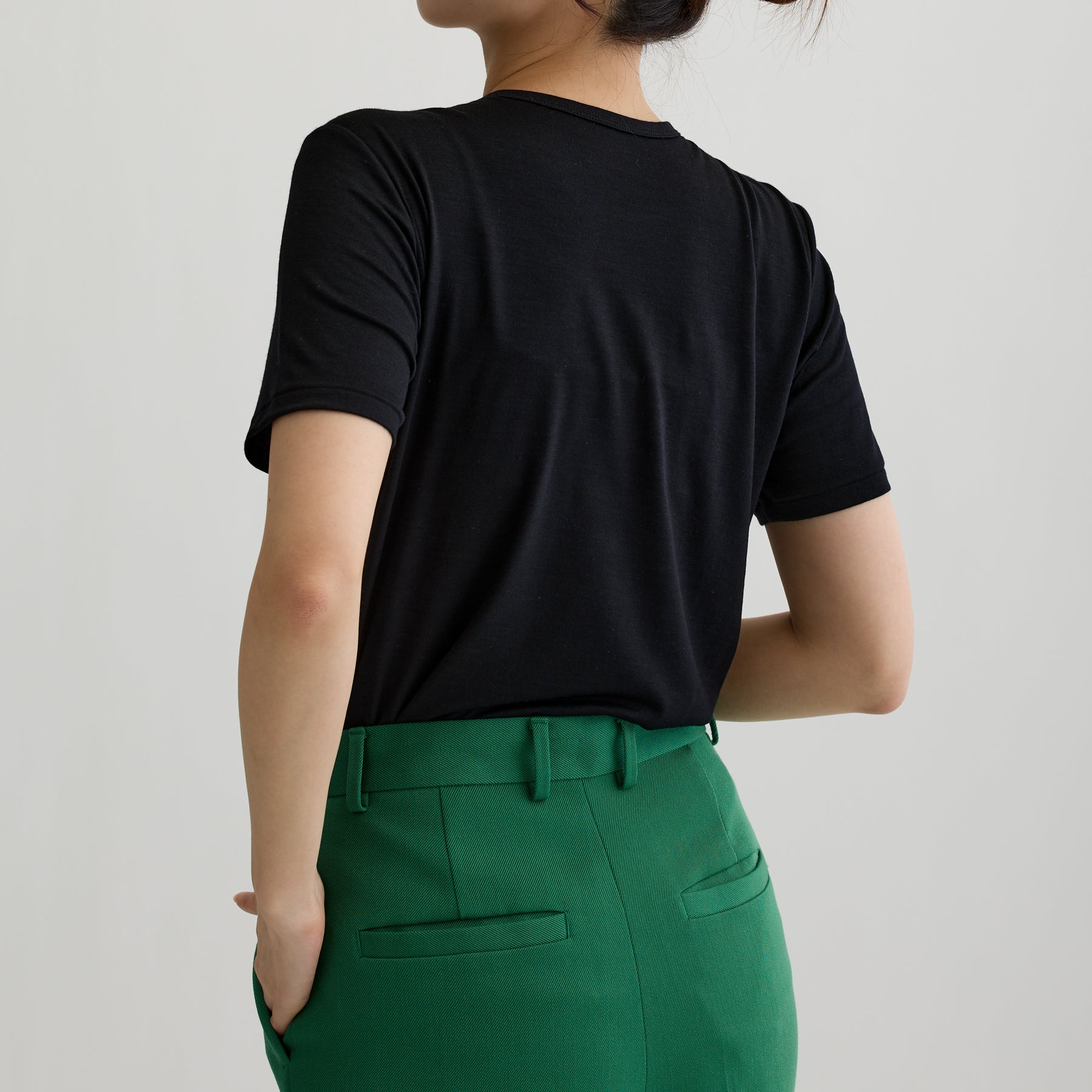 メリノウール100%天竺 クルーネック半袖カットソー, ブラックの着用イメージ（斜め後）