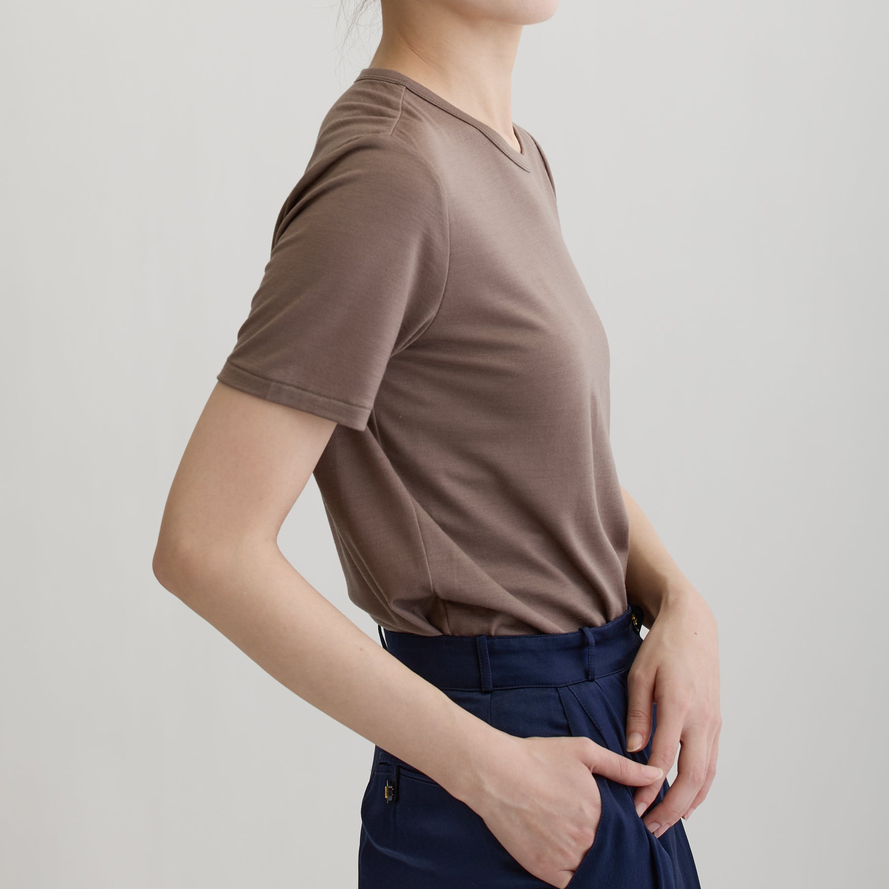 メリノウール100%天竺 クルーネック半袖カットソー, スモーキーココアの着用イメージ（横）