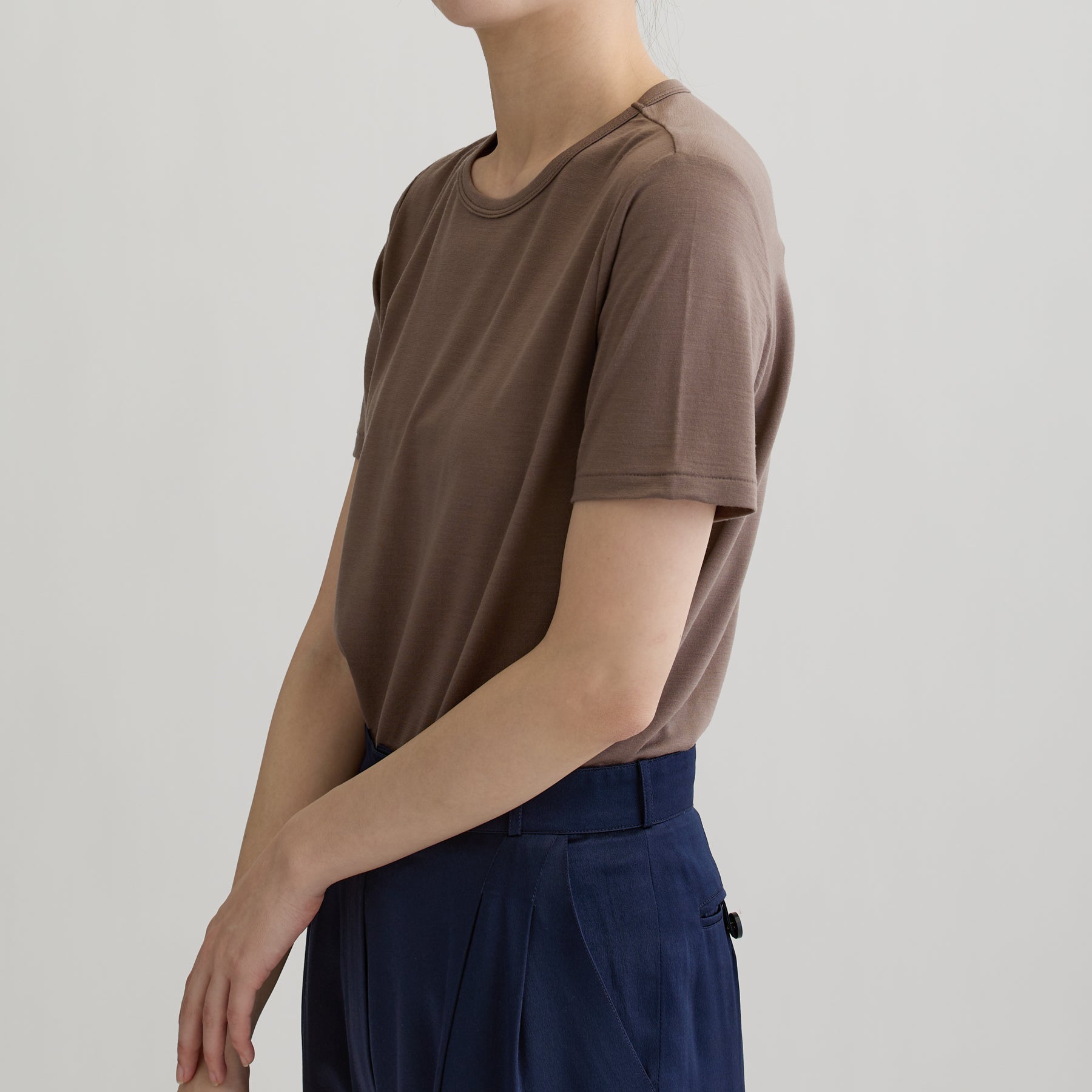 メリノウール100%天竺 クルーネック半袖カットソー, スモーキーココアの着用イメージ（斜め前）