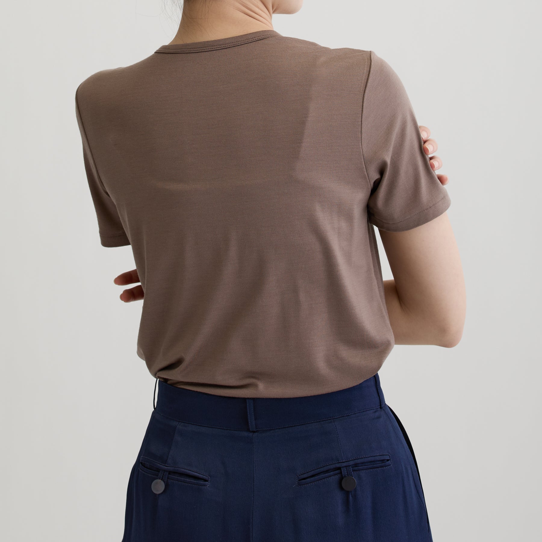 メリノウール100%天竺 クルーネック半袖カットソー, スモーキーココアの着用イメージ（後）