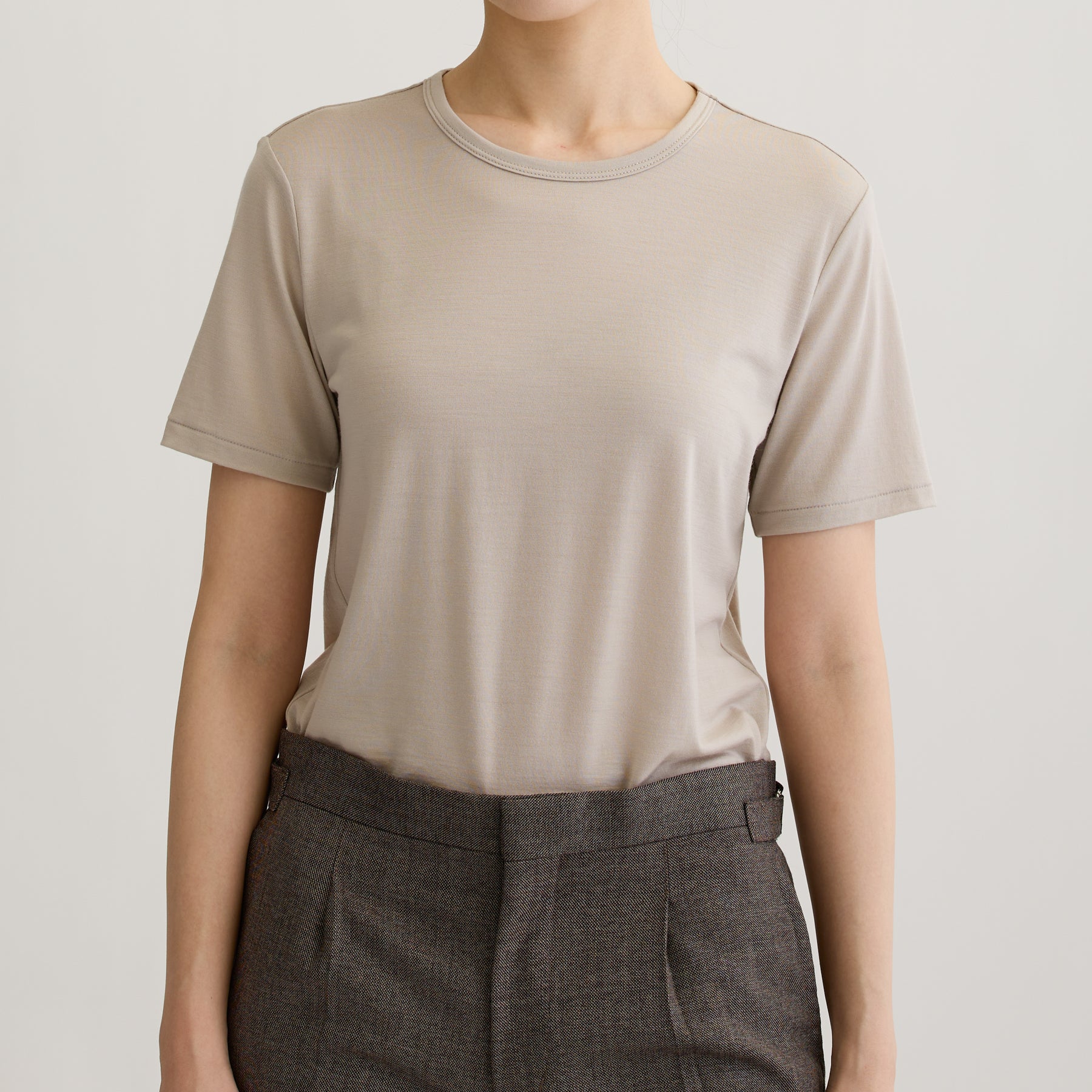 メリノウール100%天竺 クルーネック半袖カットソー, オイスターの着用イメージ（前）