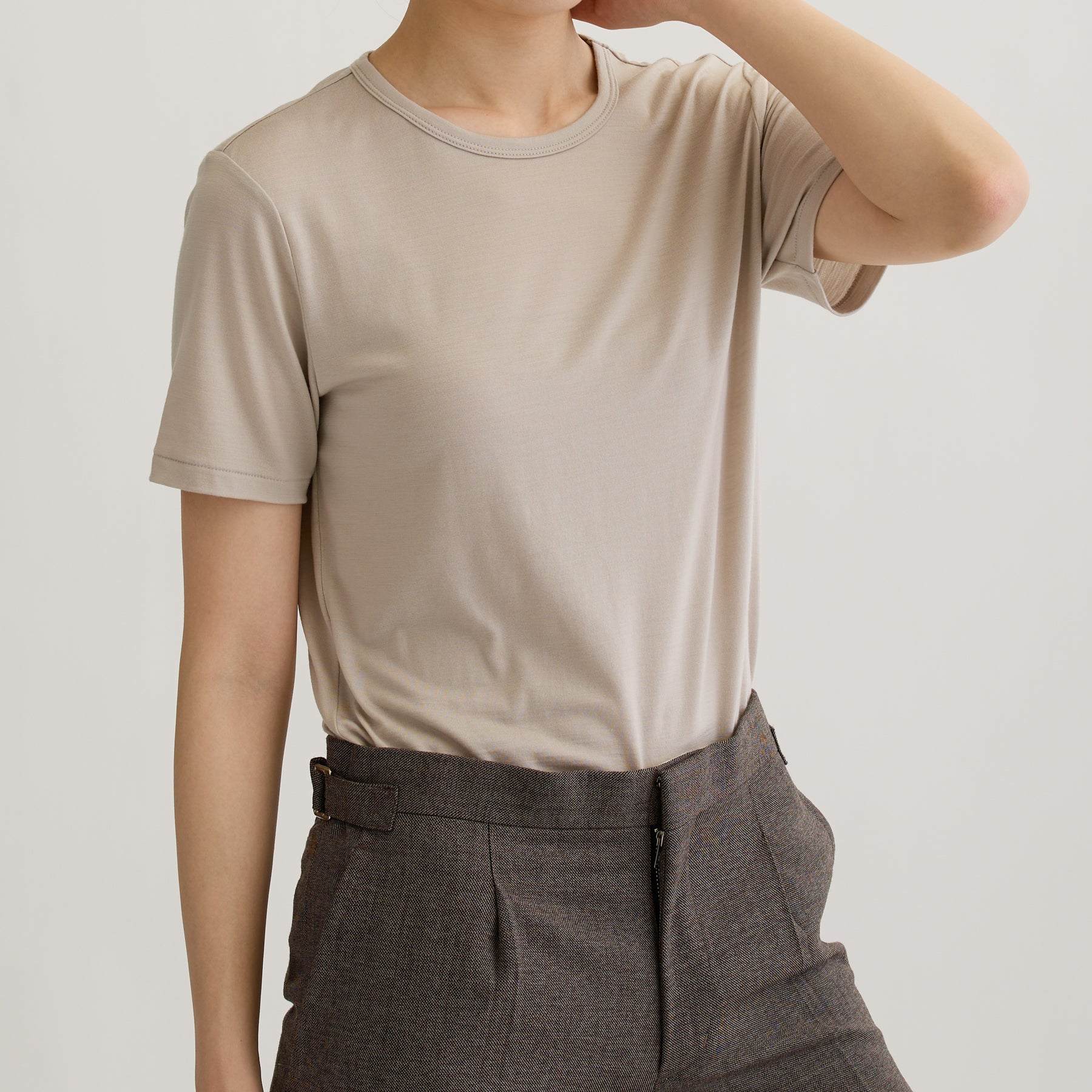 メリノウール100%天竺 クルーネック半袖カットソー, オイスターの着用イメージ（斜め前）