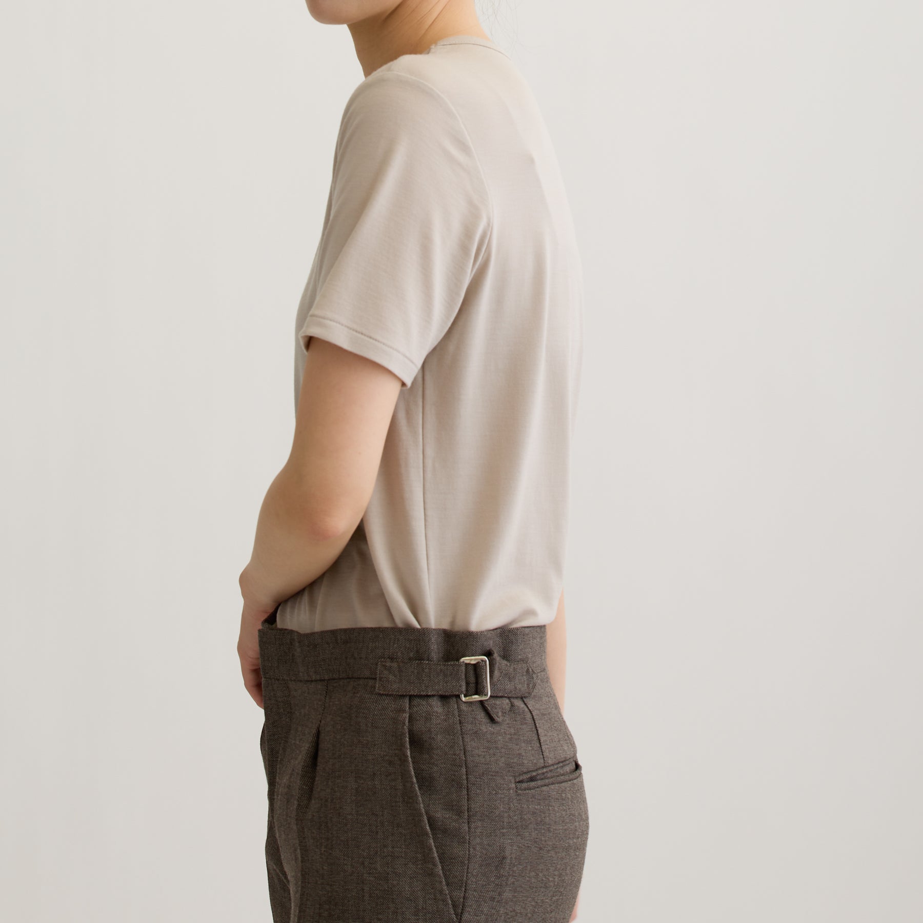 メリノウール100%天竺 クルーネック半袖カットソー, オイスターの着用イメージ（横）