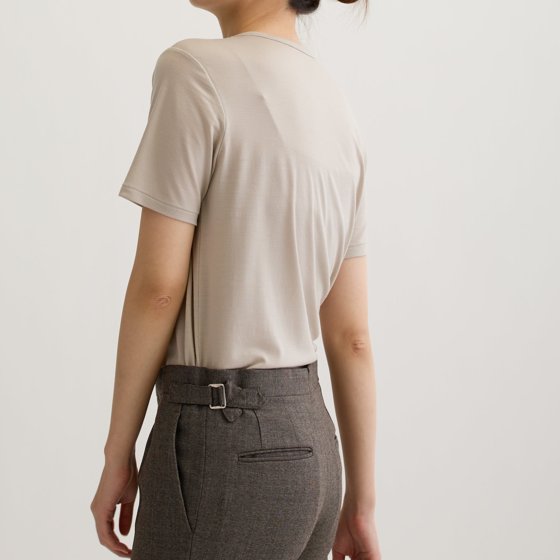 メリノウール100%天竺 クルーネック半袖カットソー, オイスターの着用イメージ（斜め後）