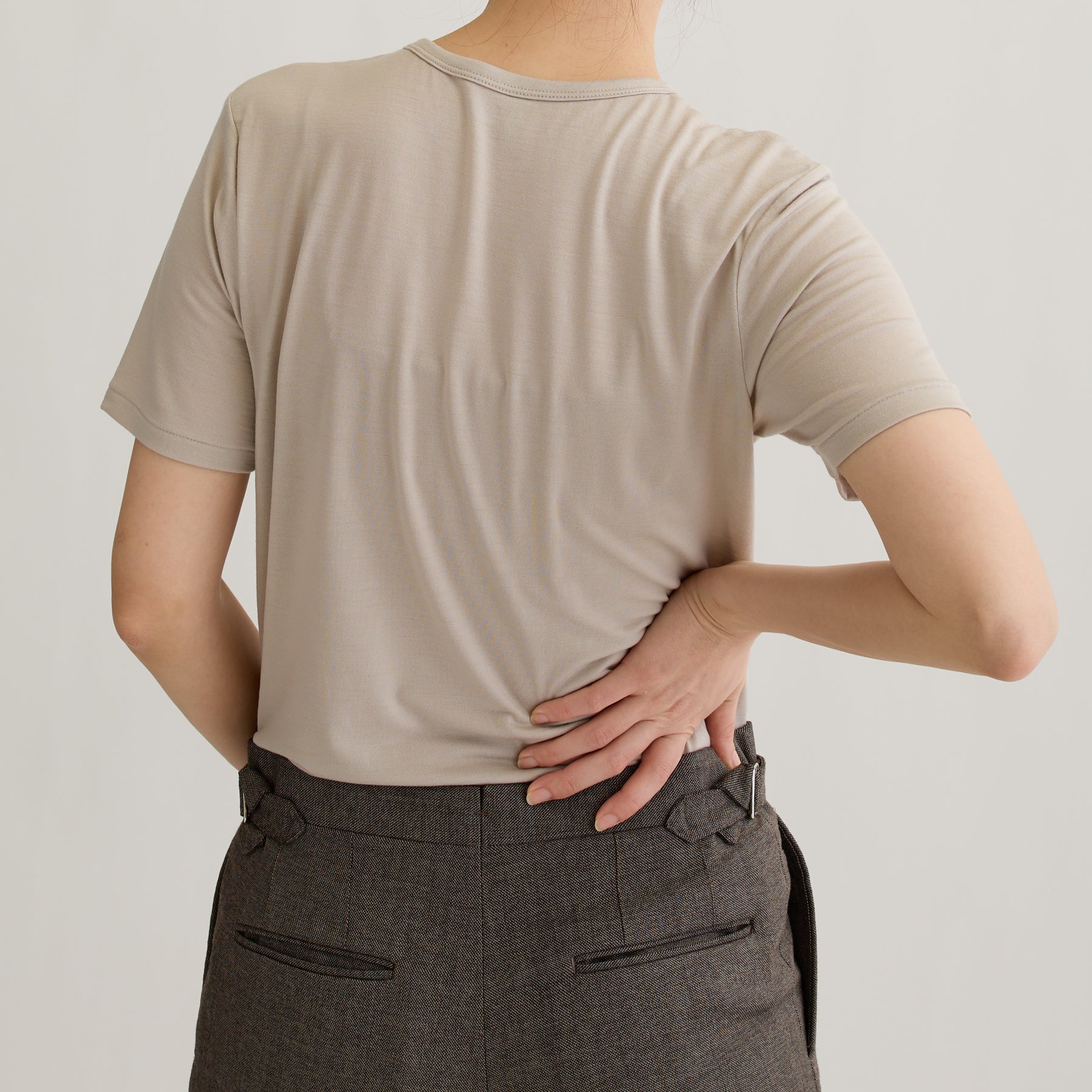 メリノウール100%天竺 クルーネック半袖カットソー, オイスターの着用イメージ（後）