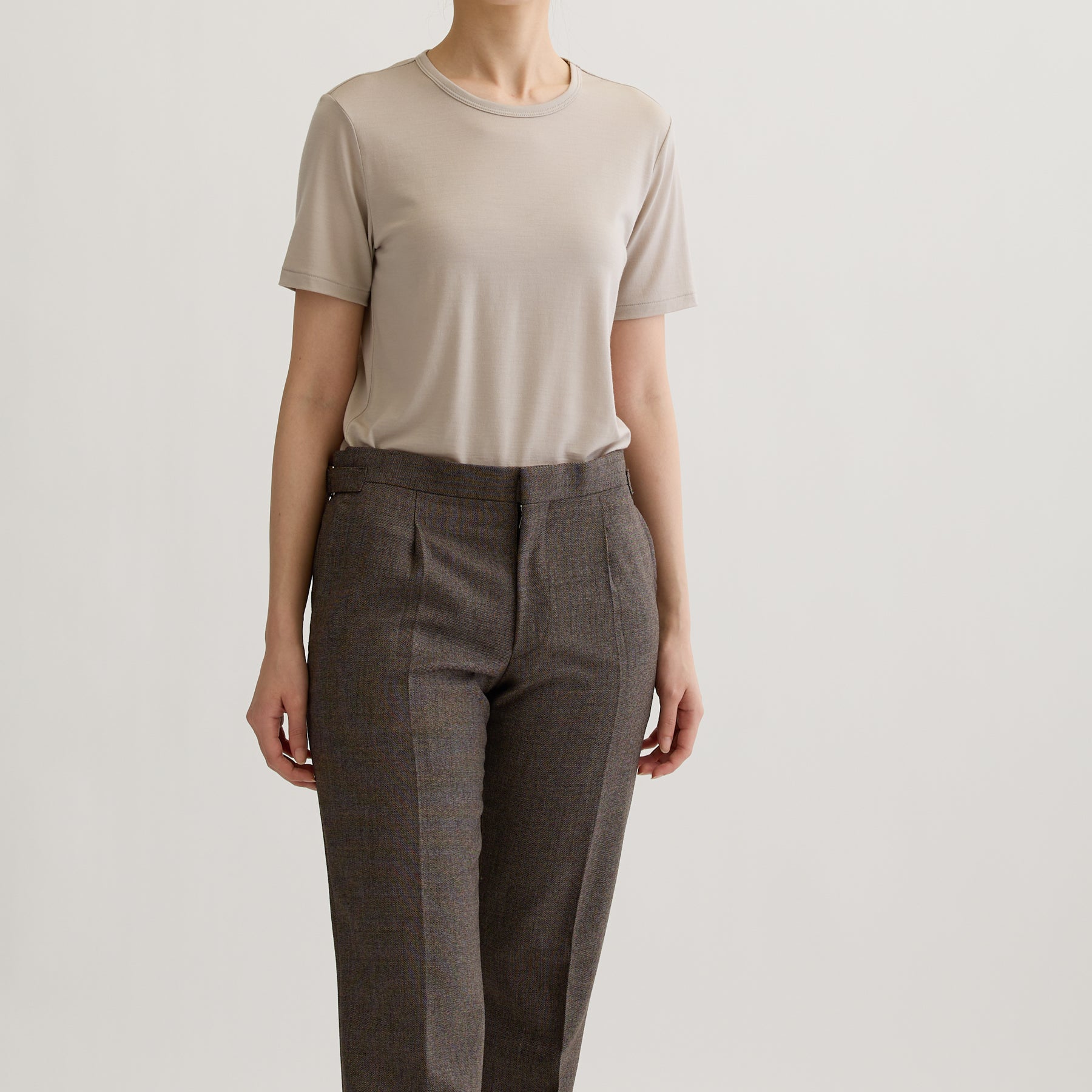 メリノウール100%天竺 クルーネック半袖カットソー, オイスターの着用イメージ（前）