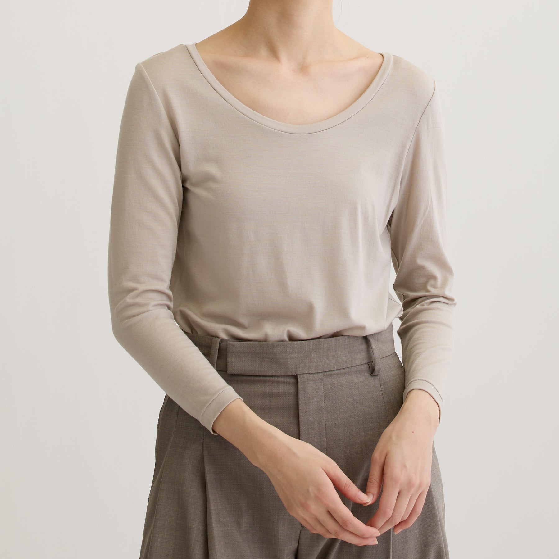 メリノウール100%天竺 2way長袖カットソー, オイスターの着用イメージ（前）