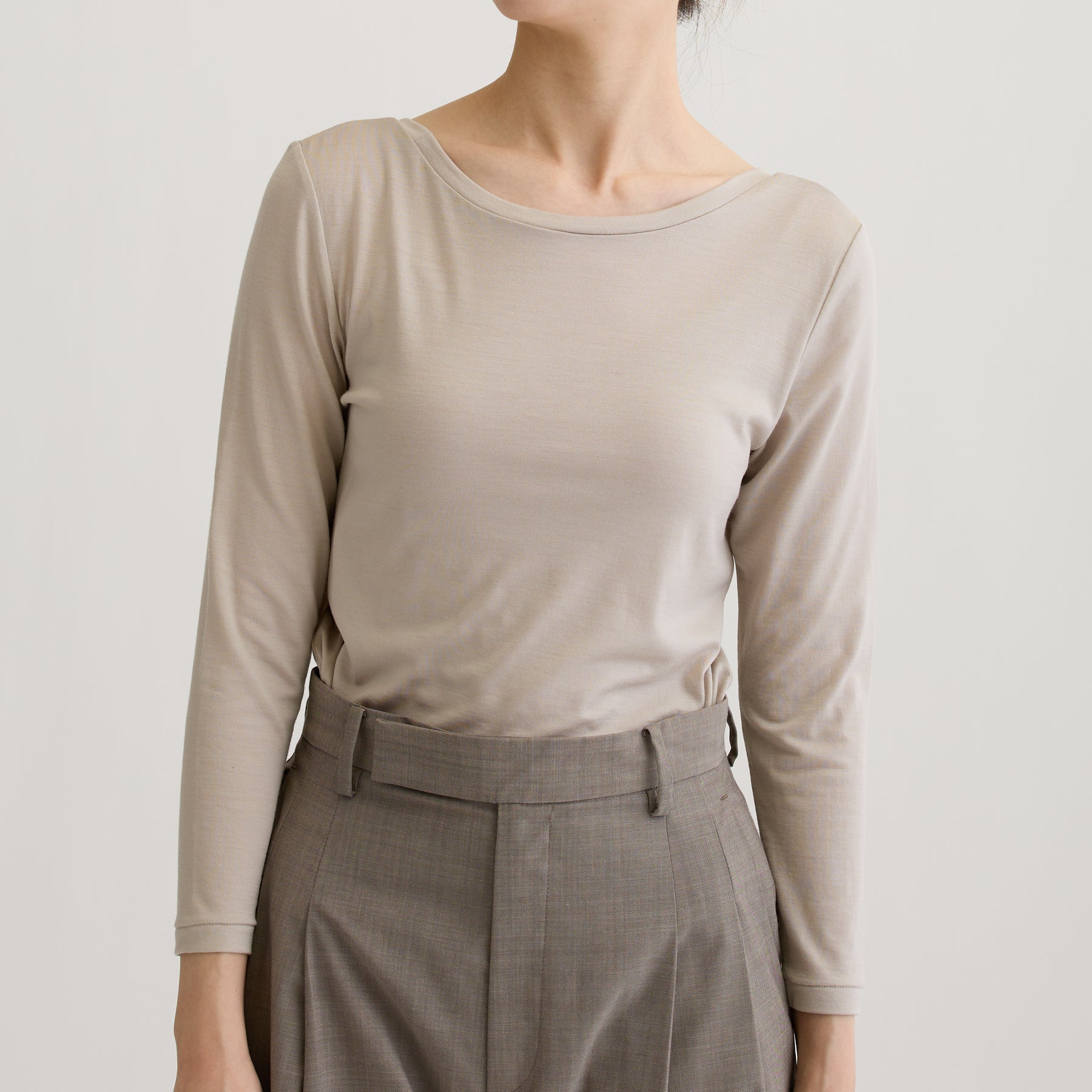 メリノウール100%天竺 2way長袖カットソー, オイスターの着用イメージ（後ろ前で着用、前）