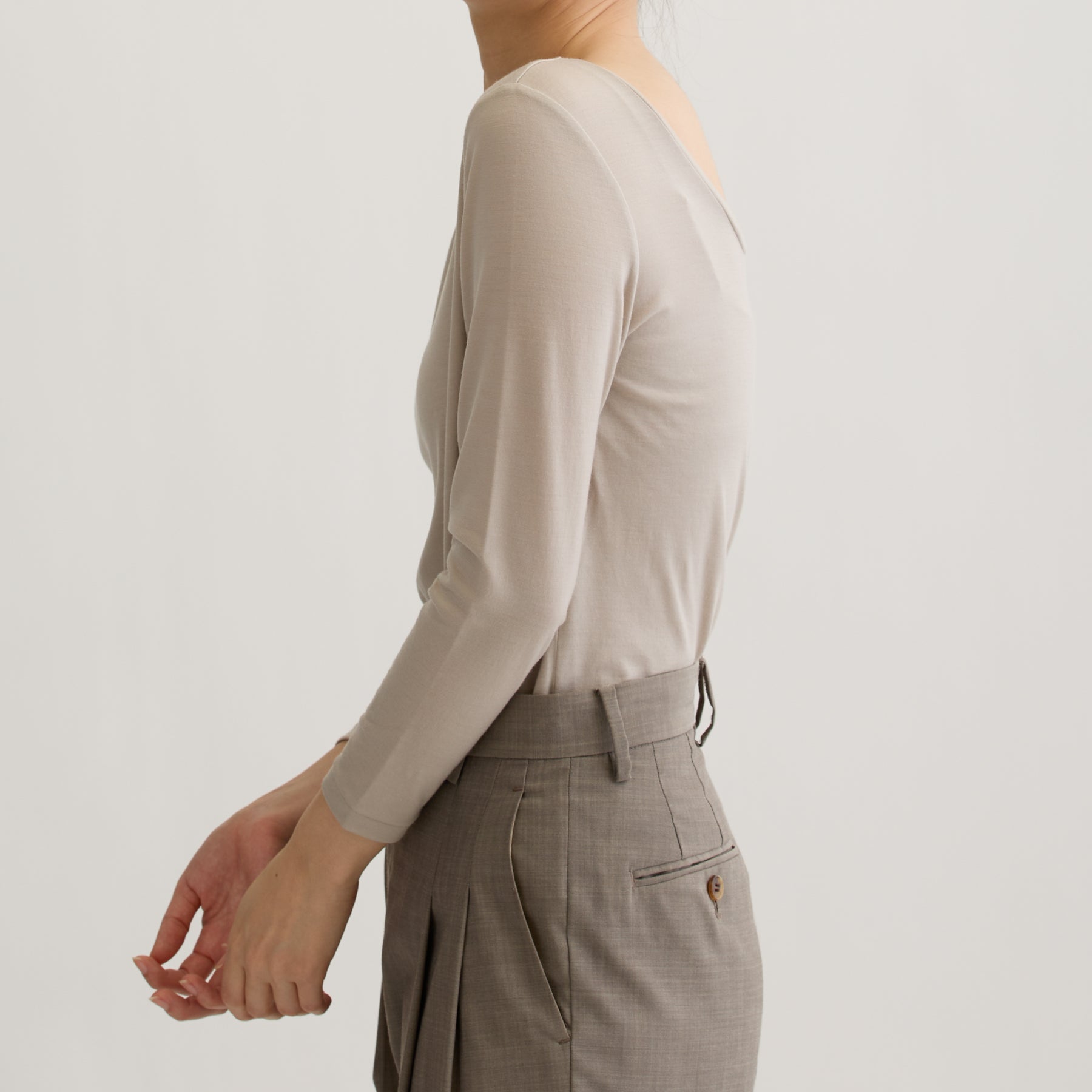 メリノウール100%天竺 2way長袖カットソー, オイスターの着用イメージ（後ろ前で着用、横）