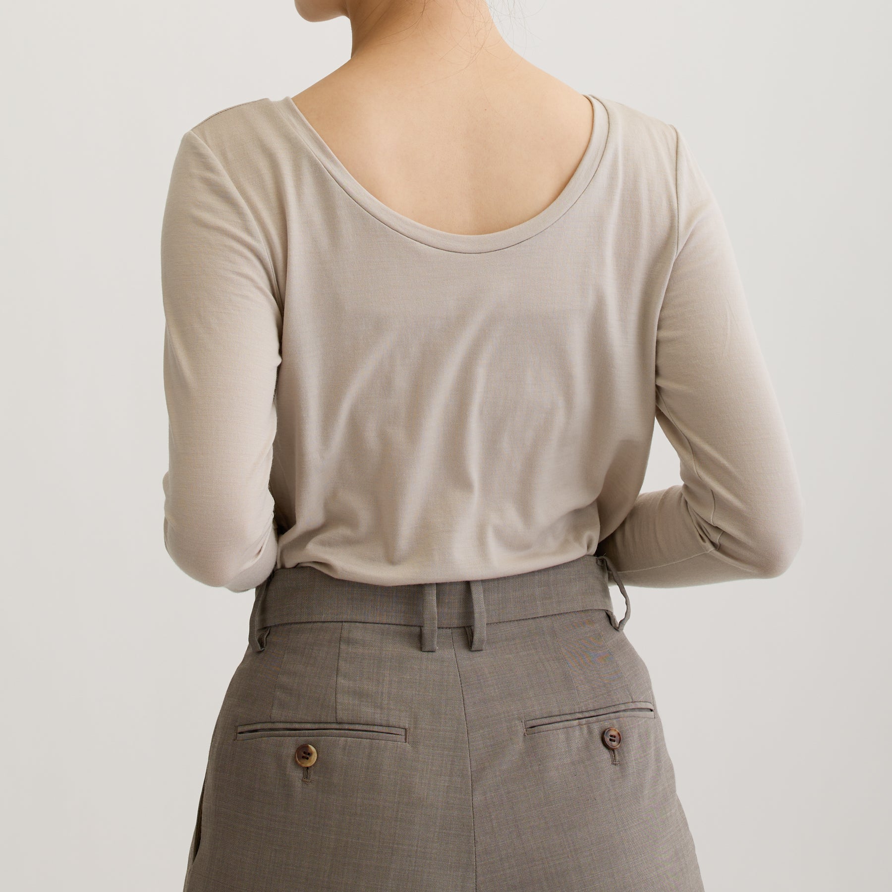 メリノウール100%天竺 2way長袖カットソー, オイスターの着用イメージ（後ろ前で着用、後）