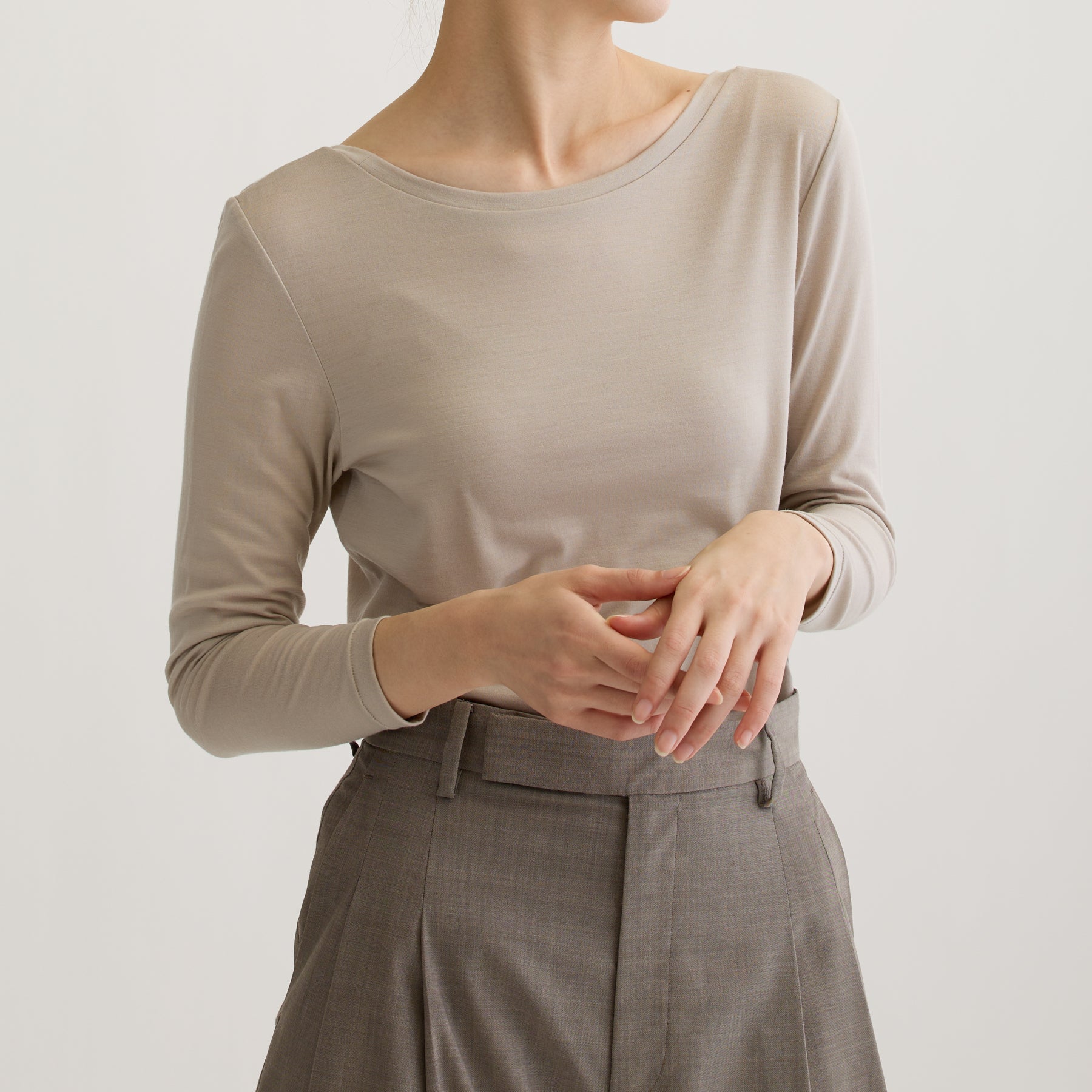 メリノウール100%天竺 2way長袖カットソー, オイスターの着用イメージ（後ろ前で着用、前）